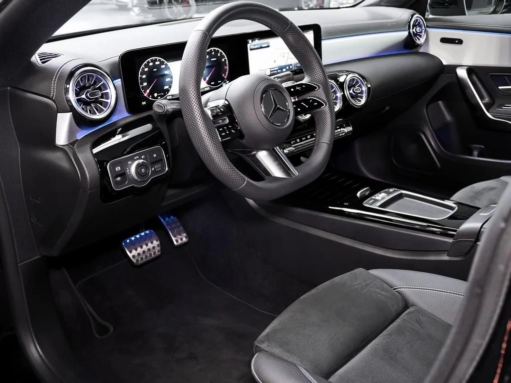 Mercedes-Benz-CLA 200-image-8