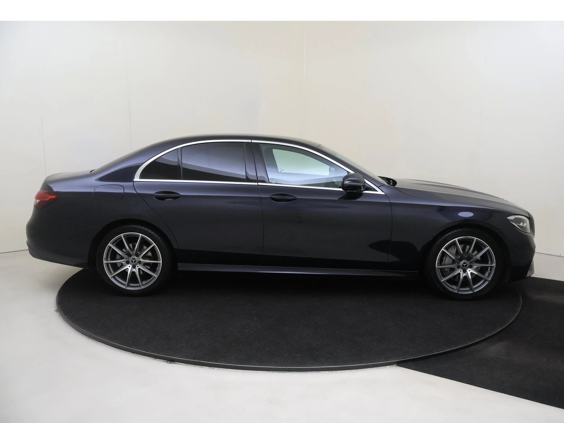 Mercedes-Benz-E-Klasse-image-8