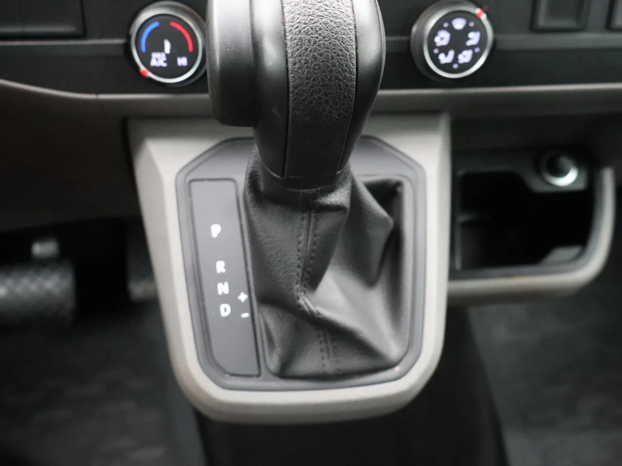Volkswagen-Transporter-image-15