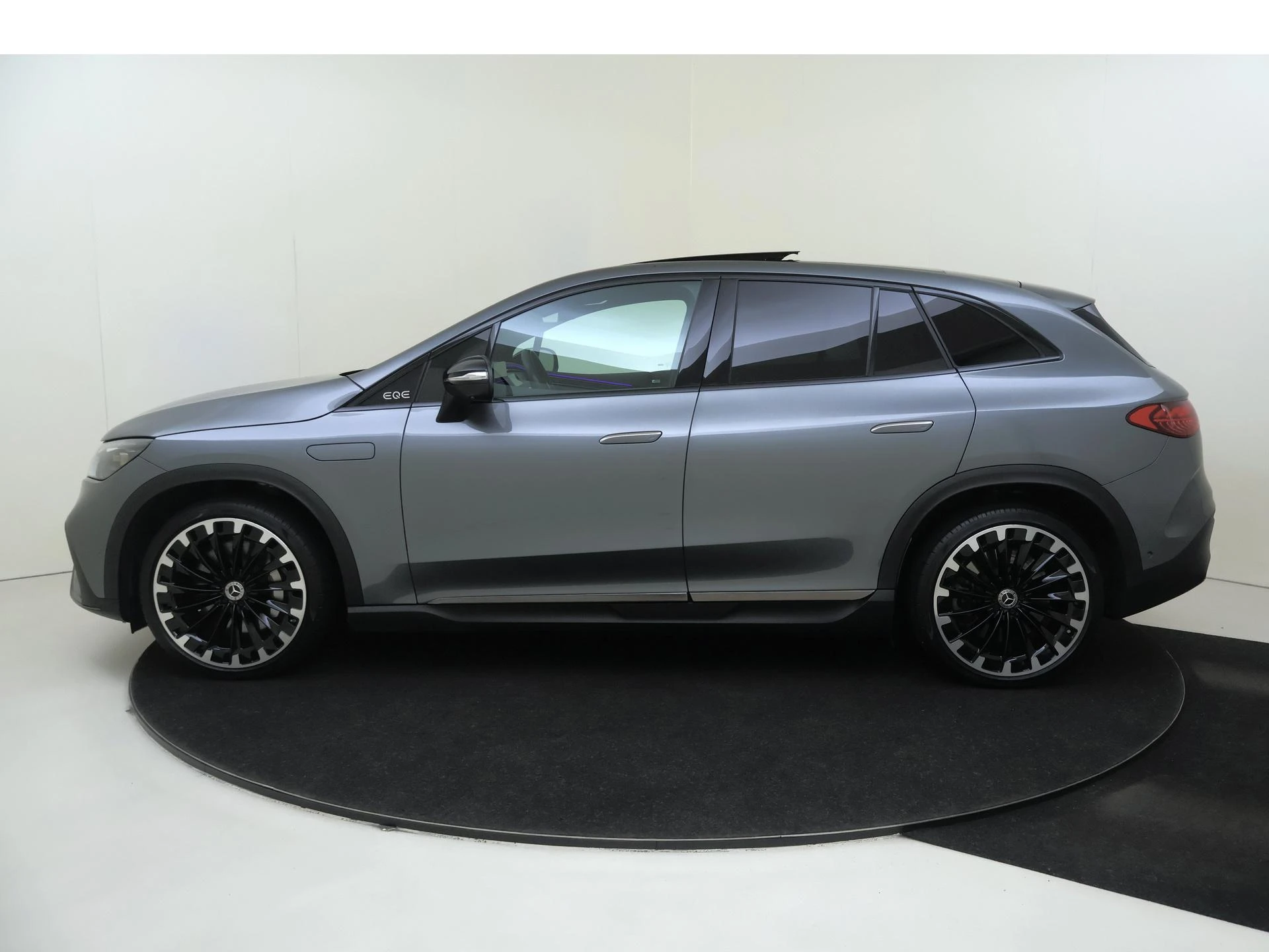 Mercedes-Benz-EQE-image-7