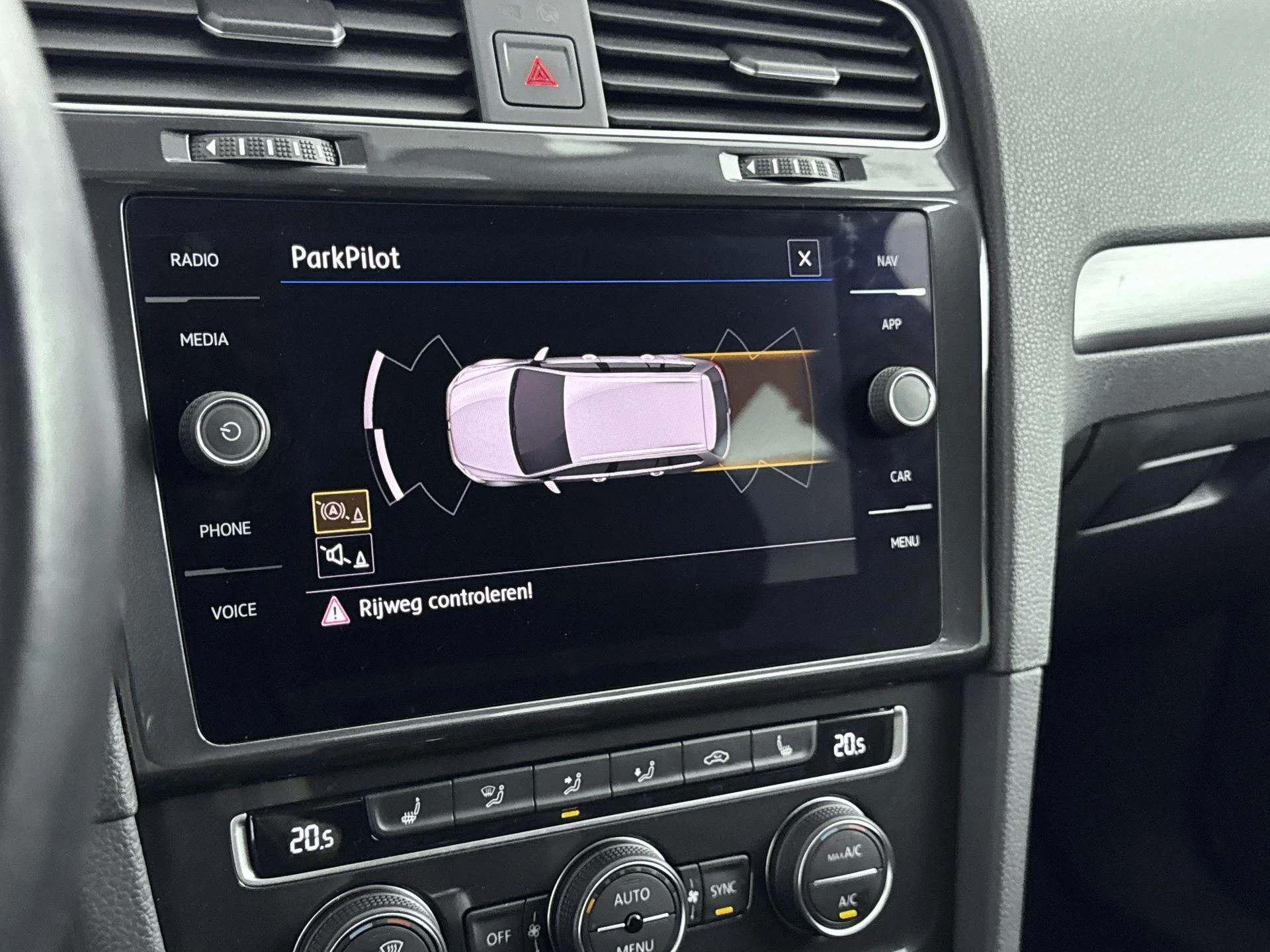 Volkswagen-Golf-image-10