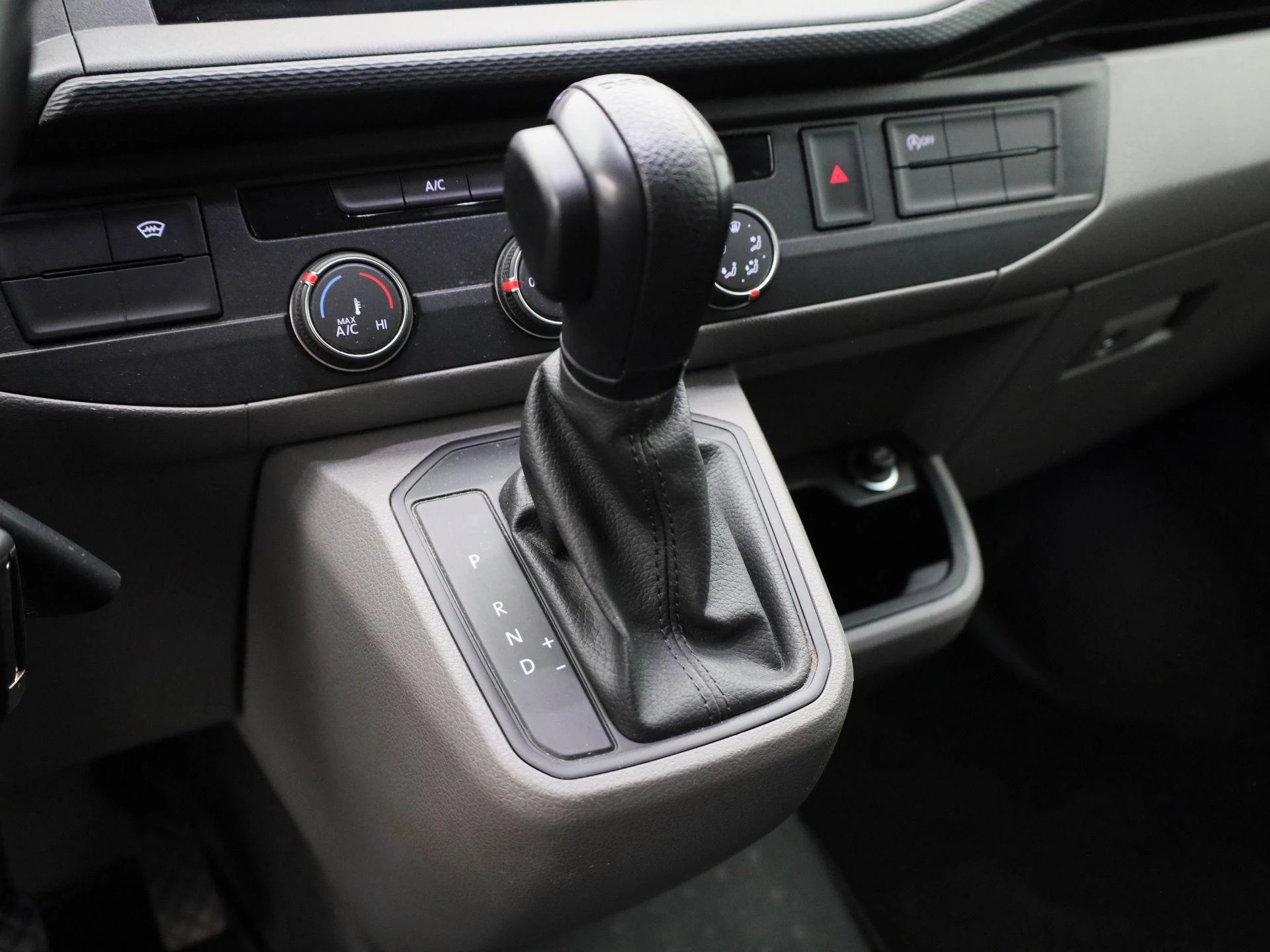 Volkswagen-Transporter-image-9