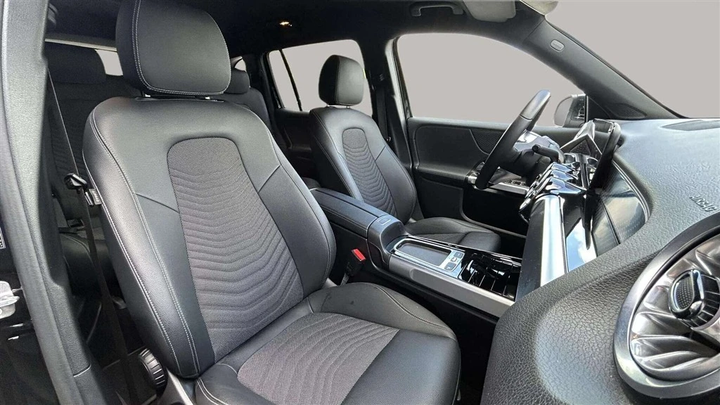 Mercedes-Benz-EQB-image-18