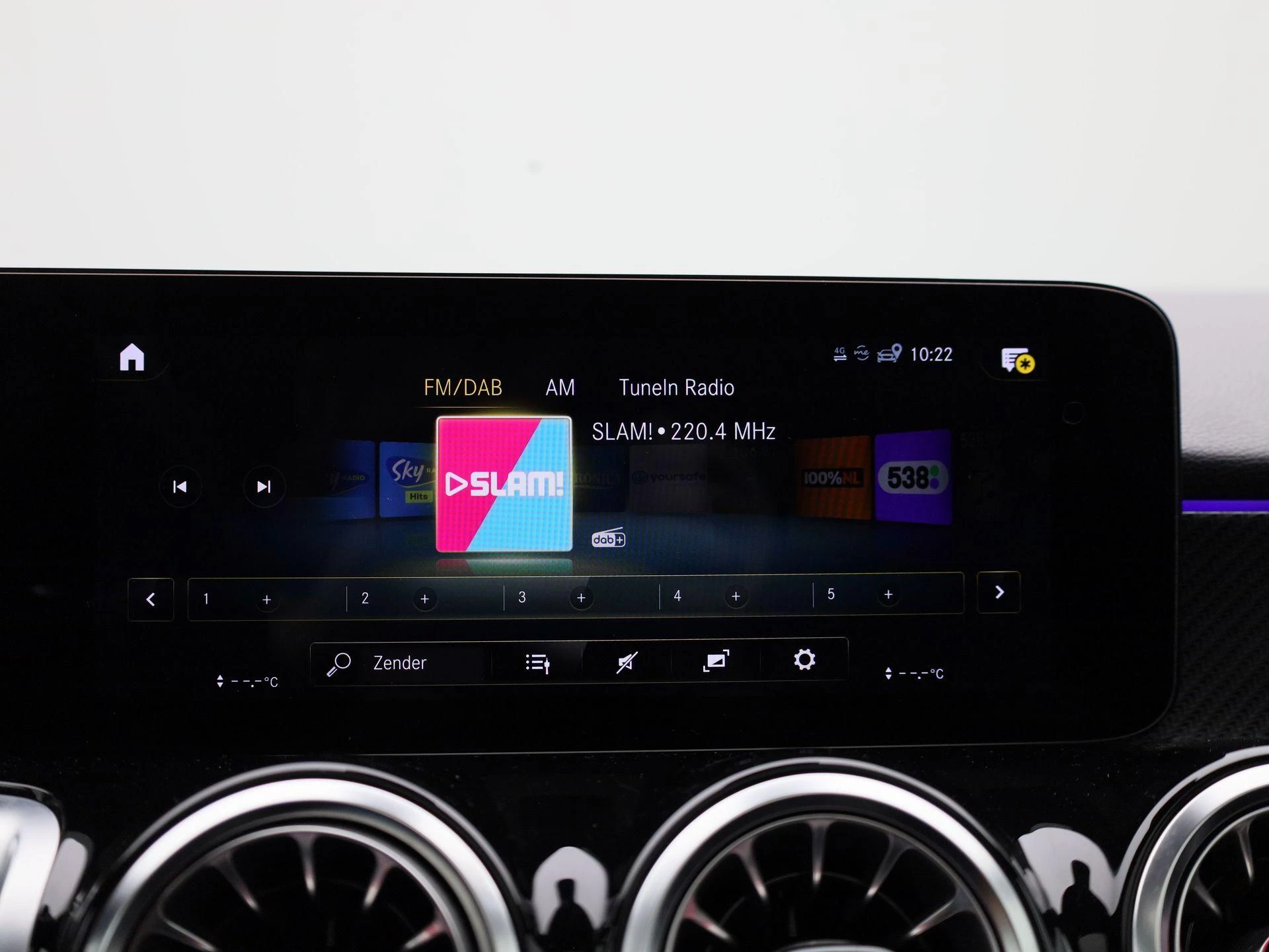 Mercedes-Benz-GLB-image-20