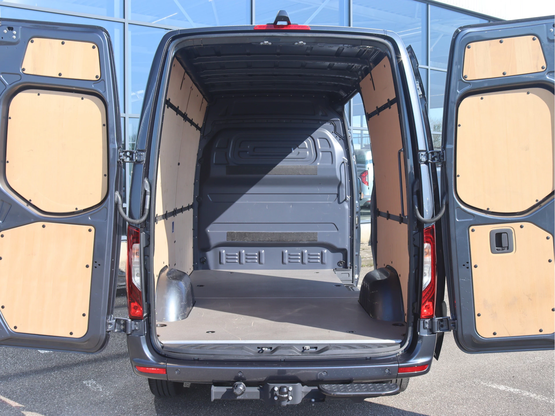 Mercedes-Benz-Sprinter-image-2
