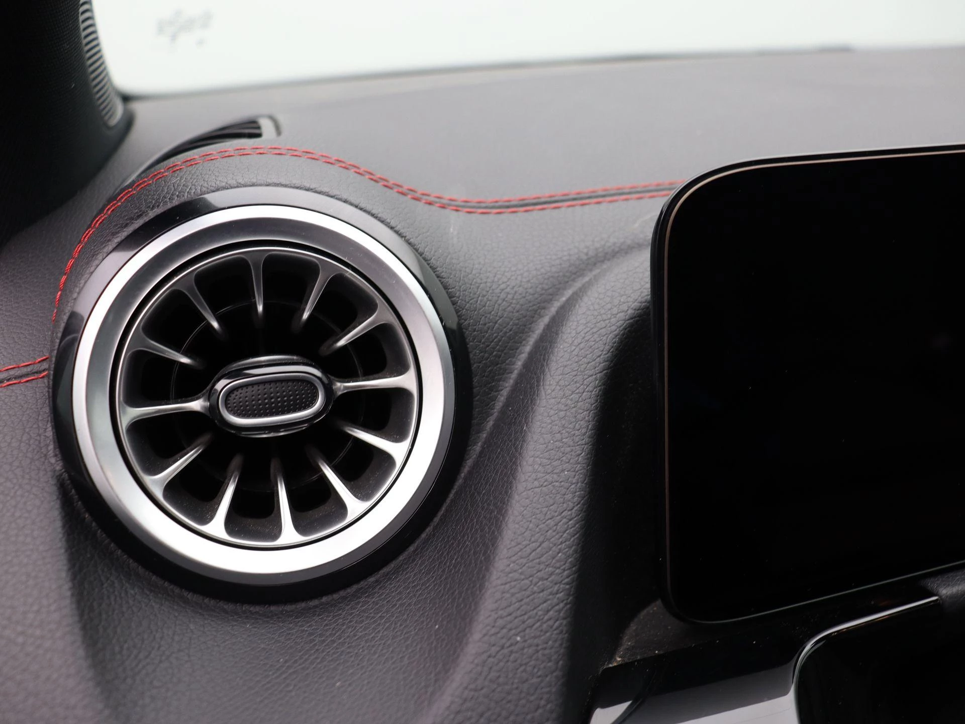 Mercedes-Benz-EQA-image-7
