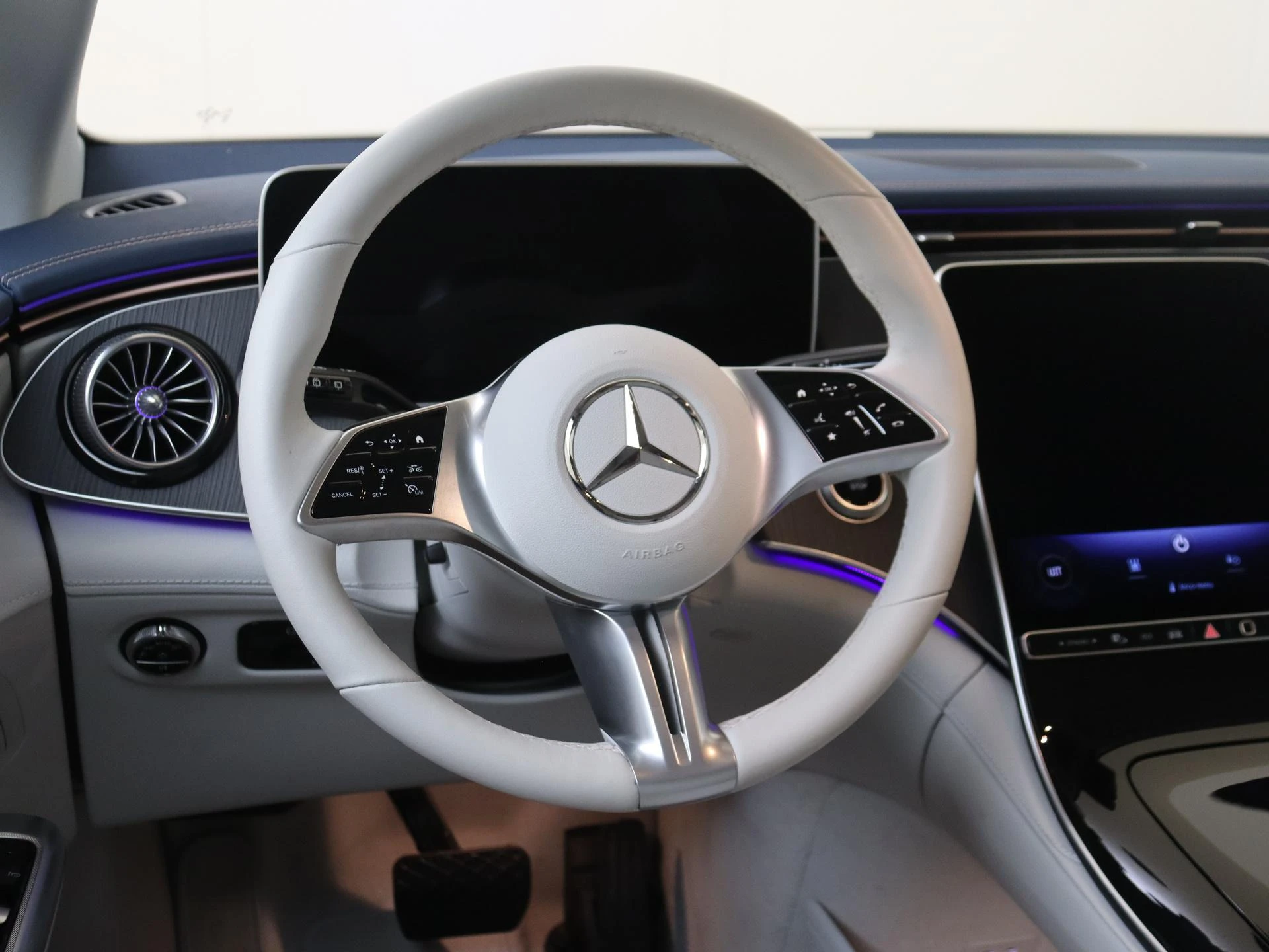 Mercedes-Benz-EQE-image-9
