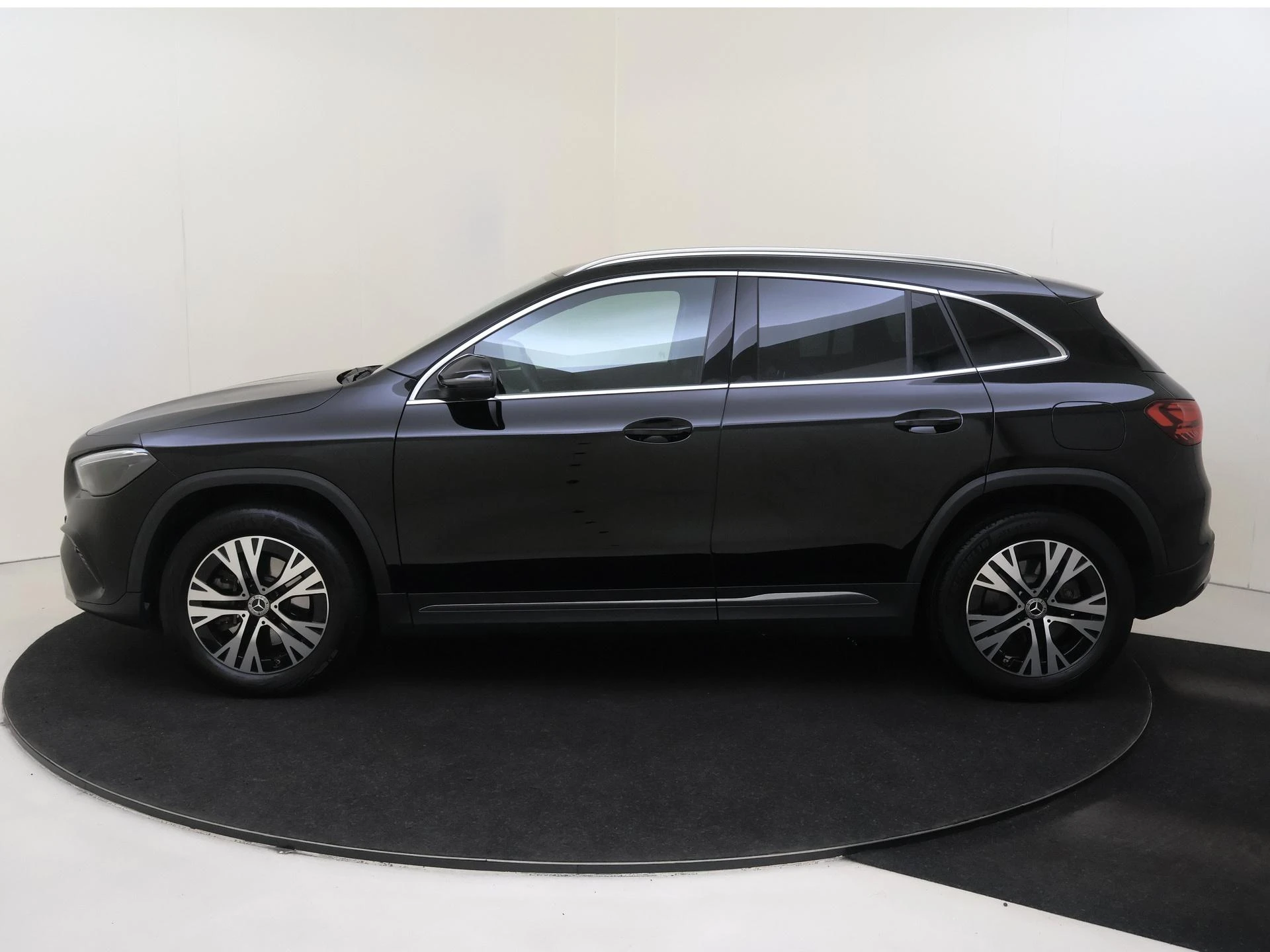 Mercedes-Benz-GLA-image-7
