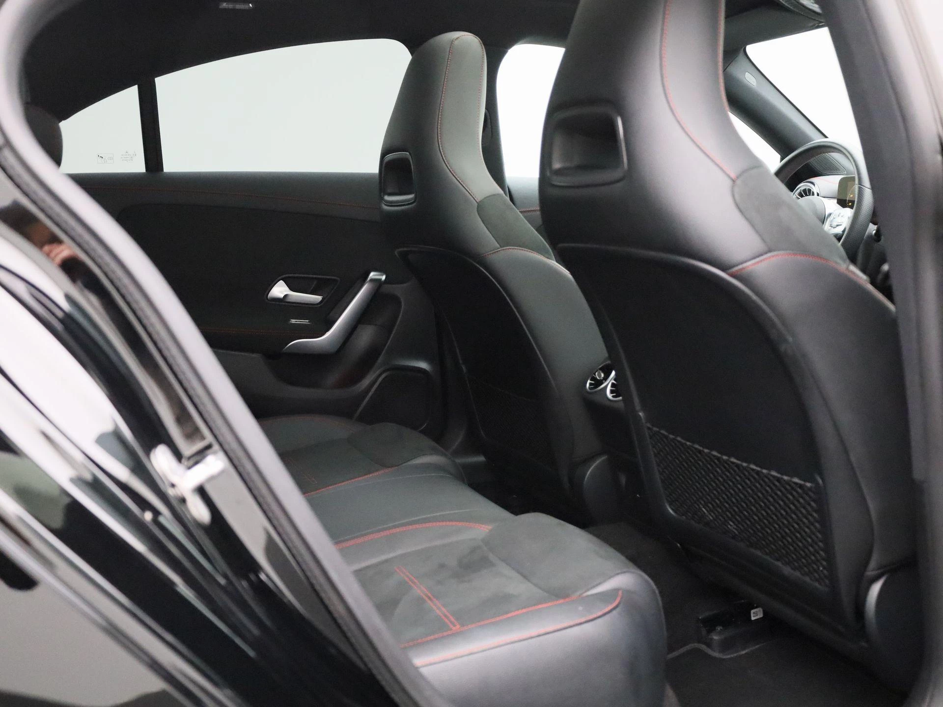 Mercedes-Benz-CLA-image-44