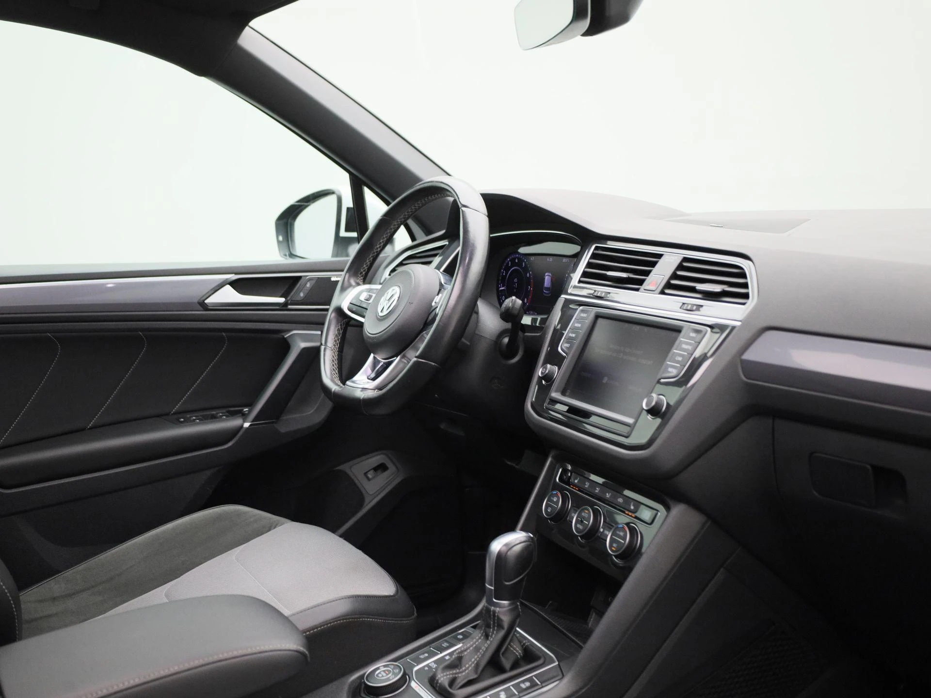 Volkswagen-Tiguan-image-33