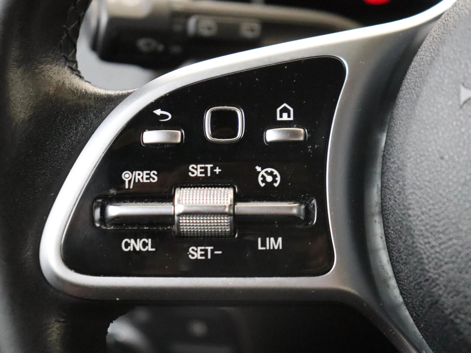 Mercedes-Benz-GLB-image-12