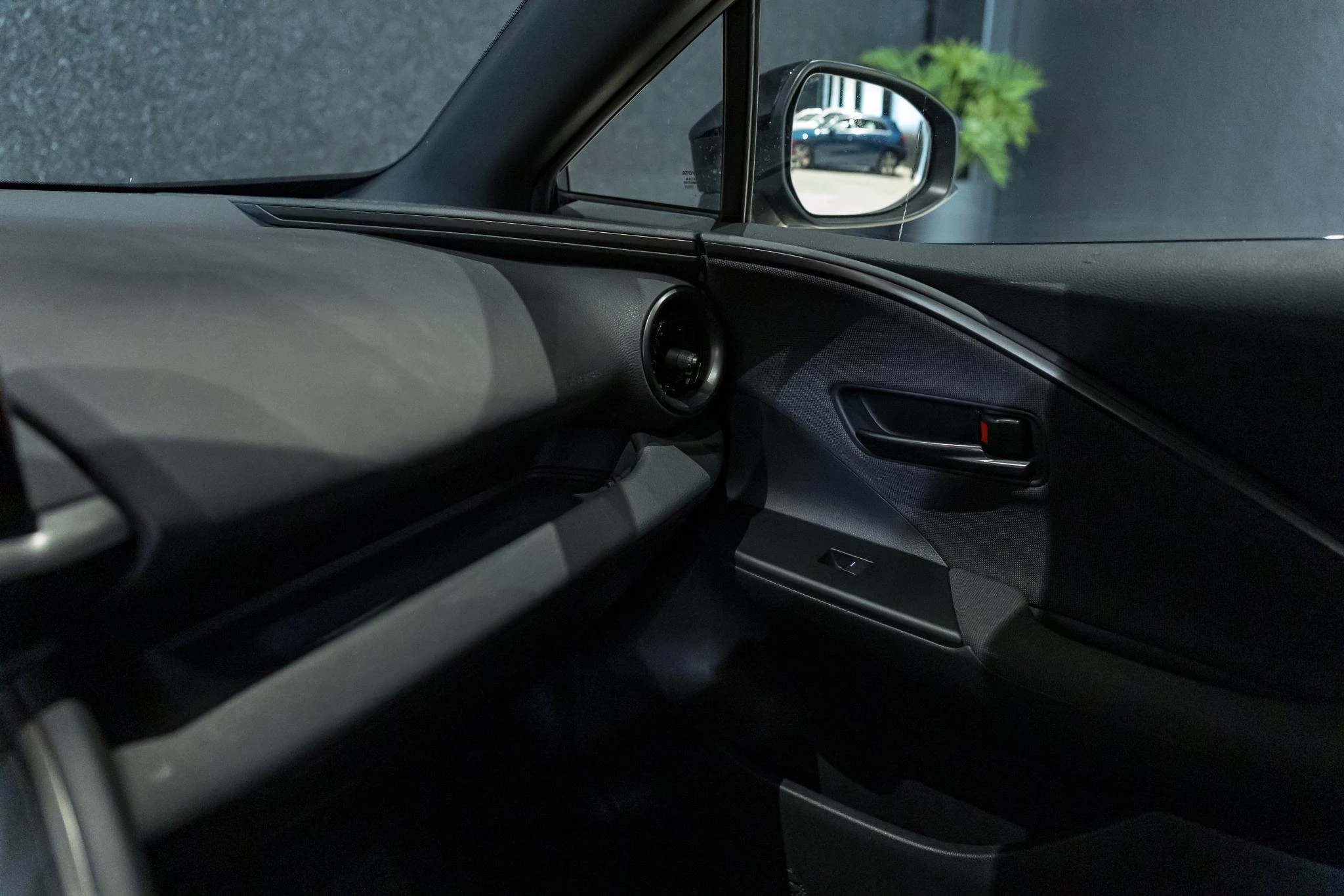 Toyota C-HR 1.8 VVT i-Hybrid C-Lub Mono-Tone E-CVT