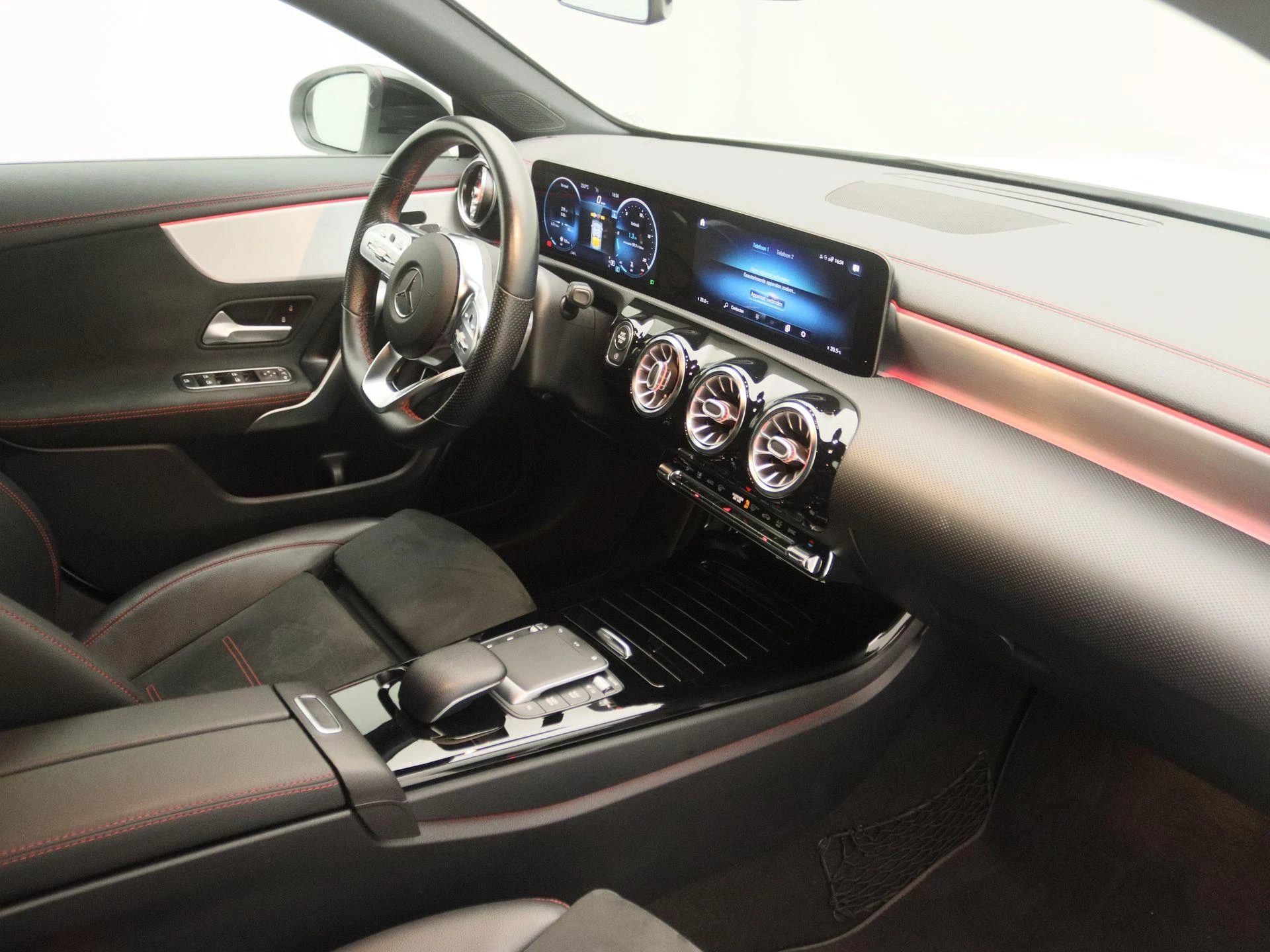 Mercedes-Benz-CLA-image-25