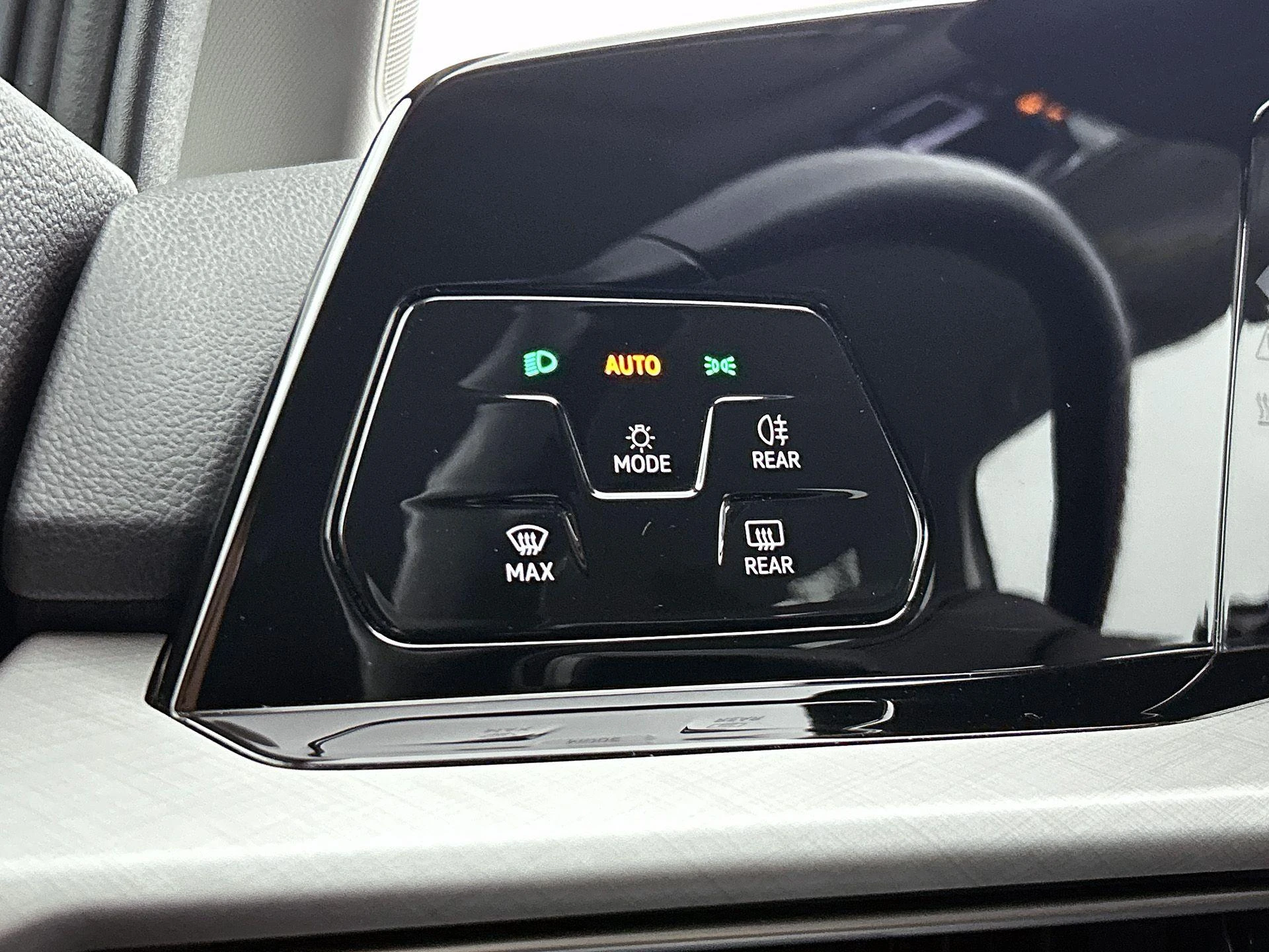 Volkswagen-Golf-image-23