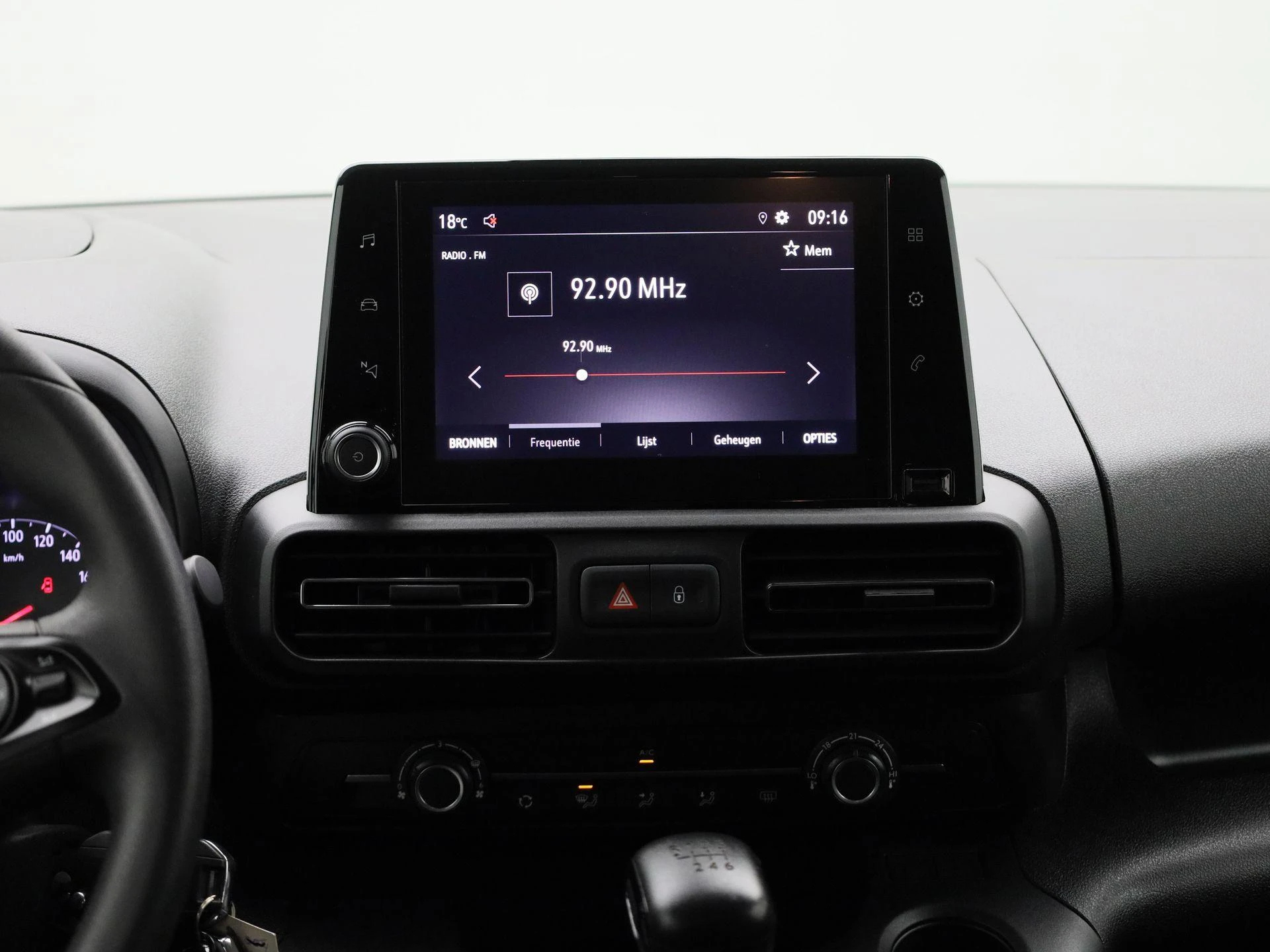 Opel-Combo Life-image-8