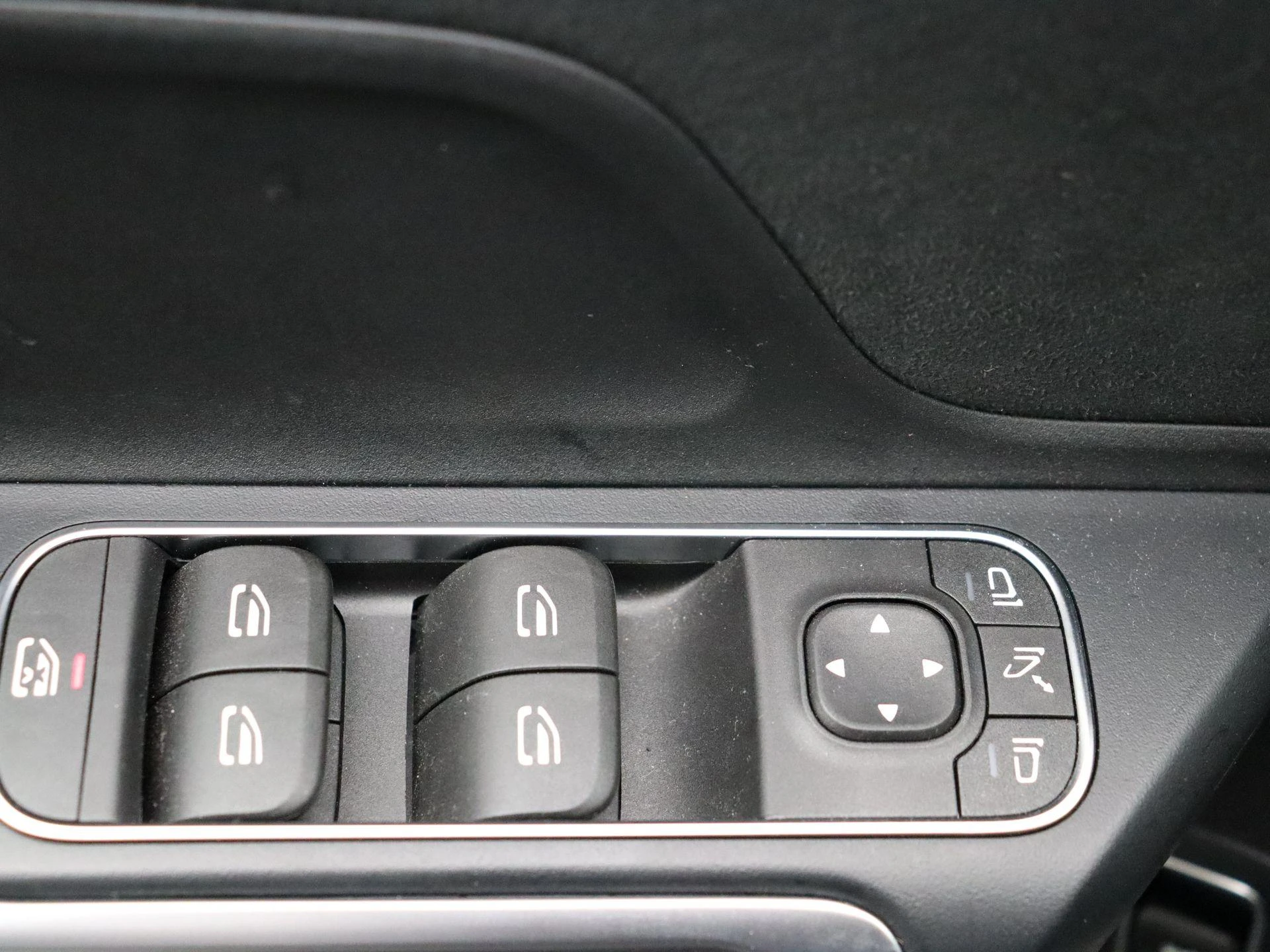 Mercedes-Benz-EQB-image-9