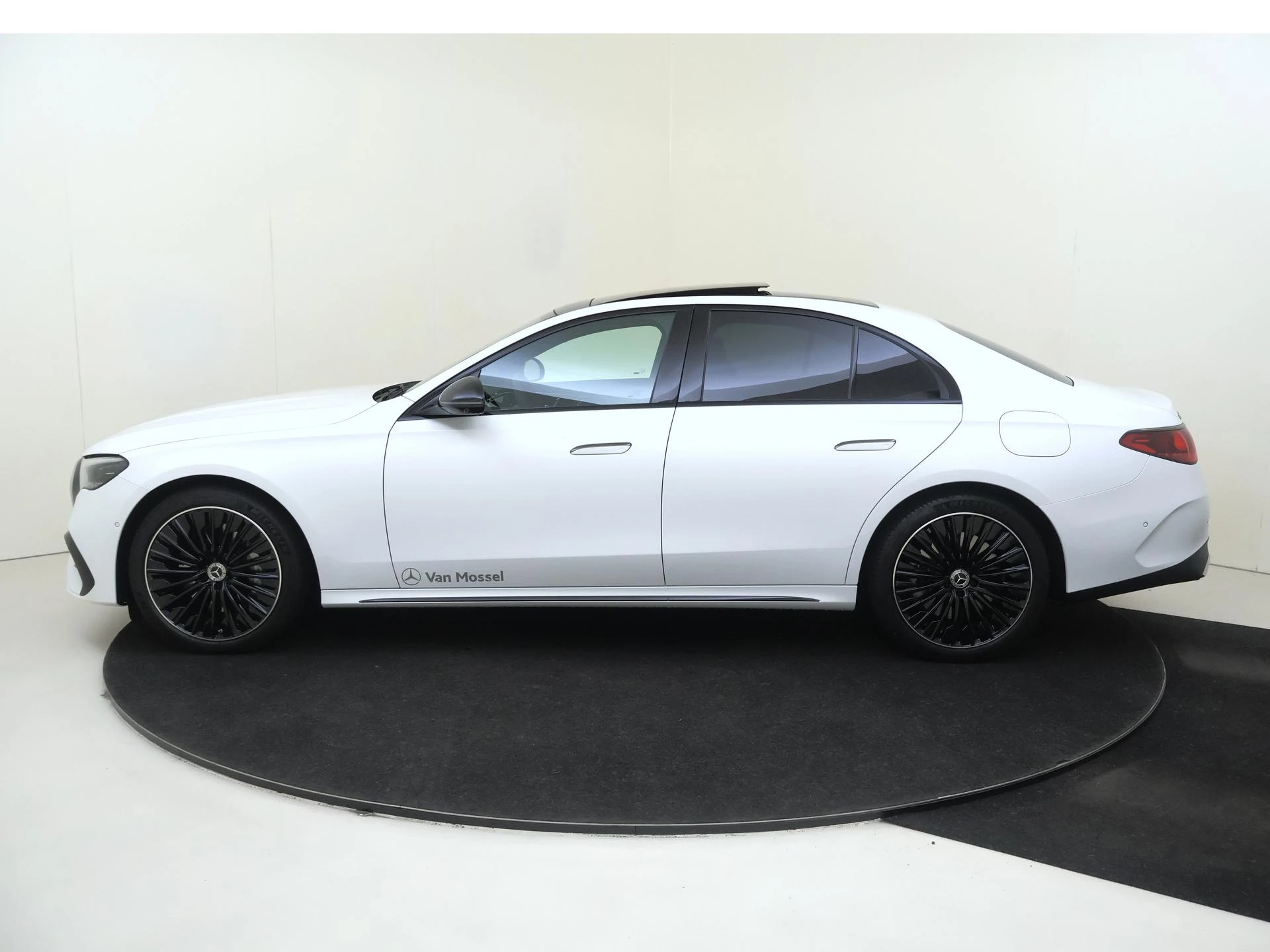 Mercedes-Benz-E-Klasse-image-7