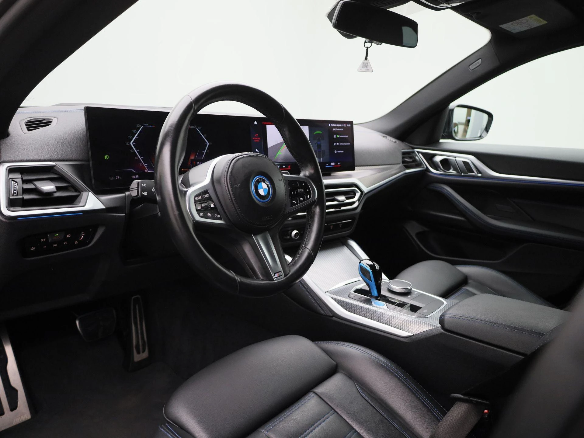 BMW-i4-image-36
