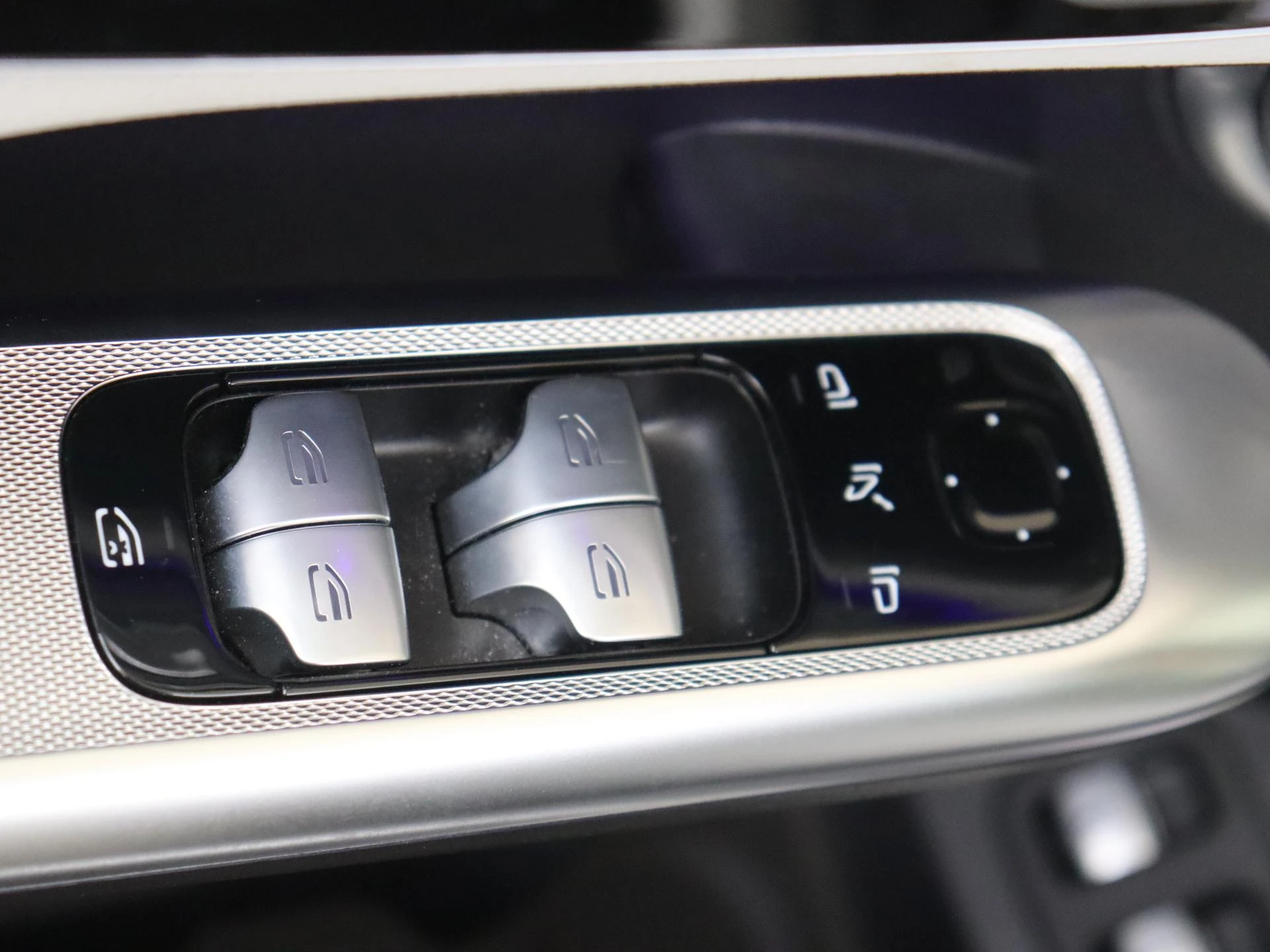 Mercedes-Benz-GLC-image-25