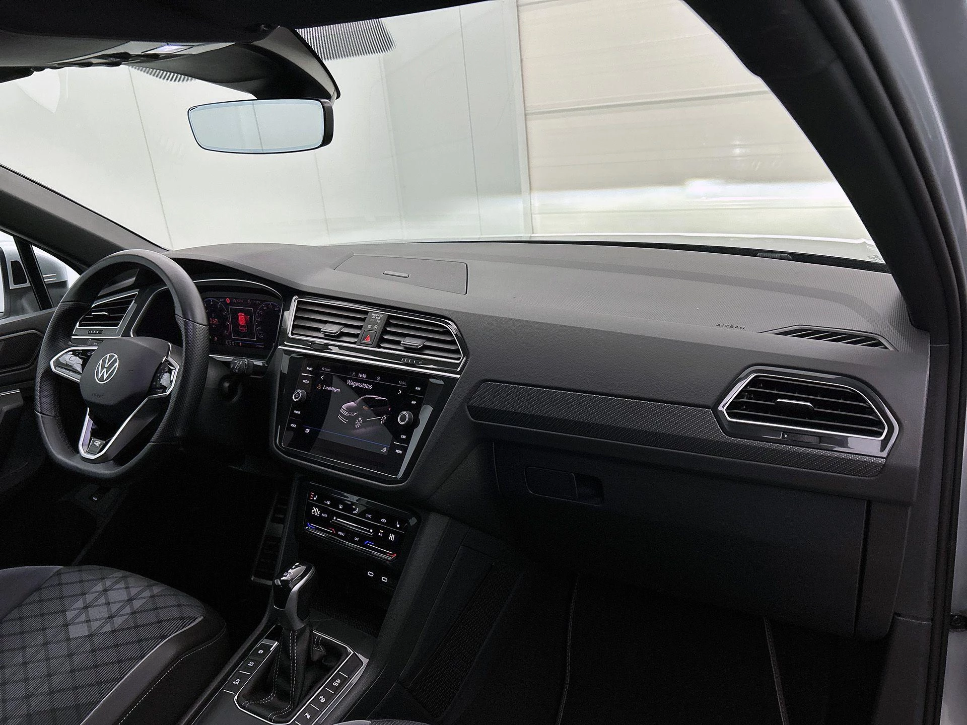 Volkswagen-Tiguan-image-17