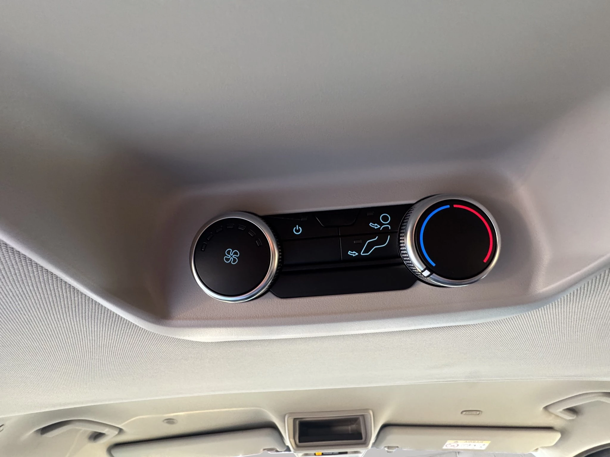 Ford Tourneo Custom Titanium 320 L1 2.0 l EcoBlue. 8-Gang-Automatikgetriebe. Frontantrieb