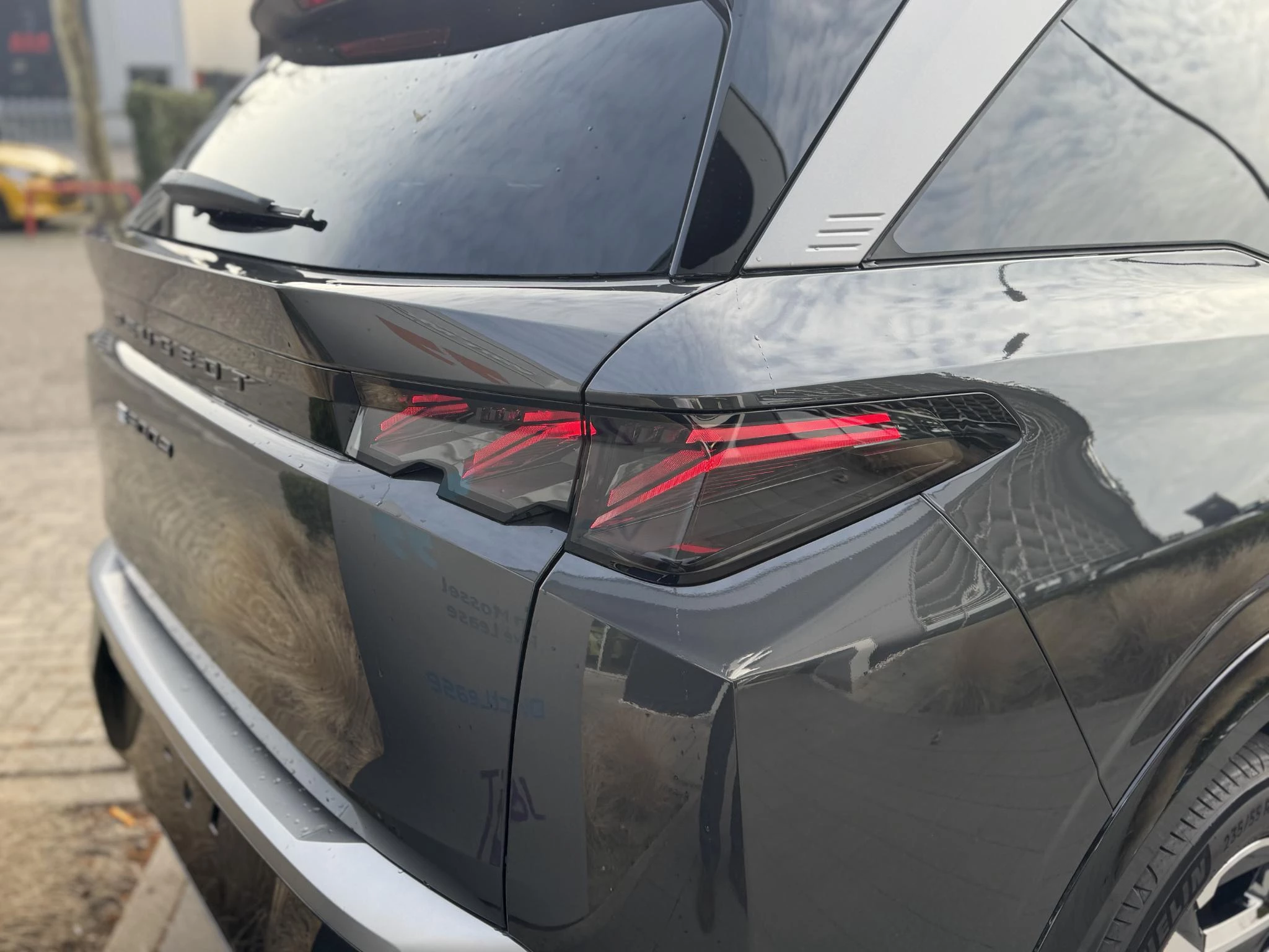 Peugeot-e-5008-image-12