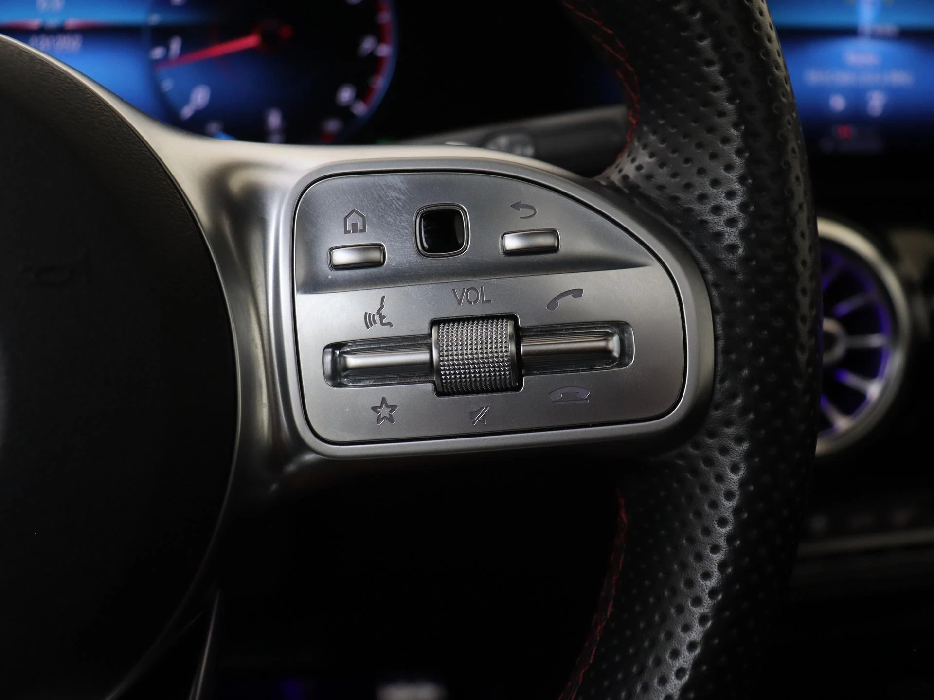 Mercedes-Benz-GLA-image-14