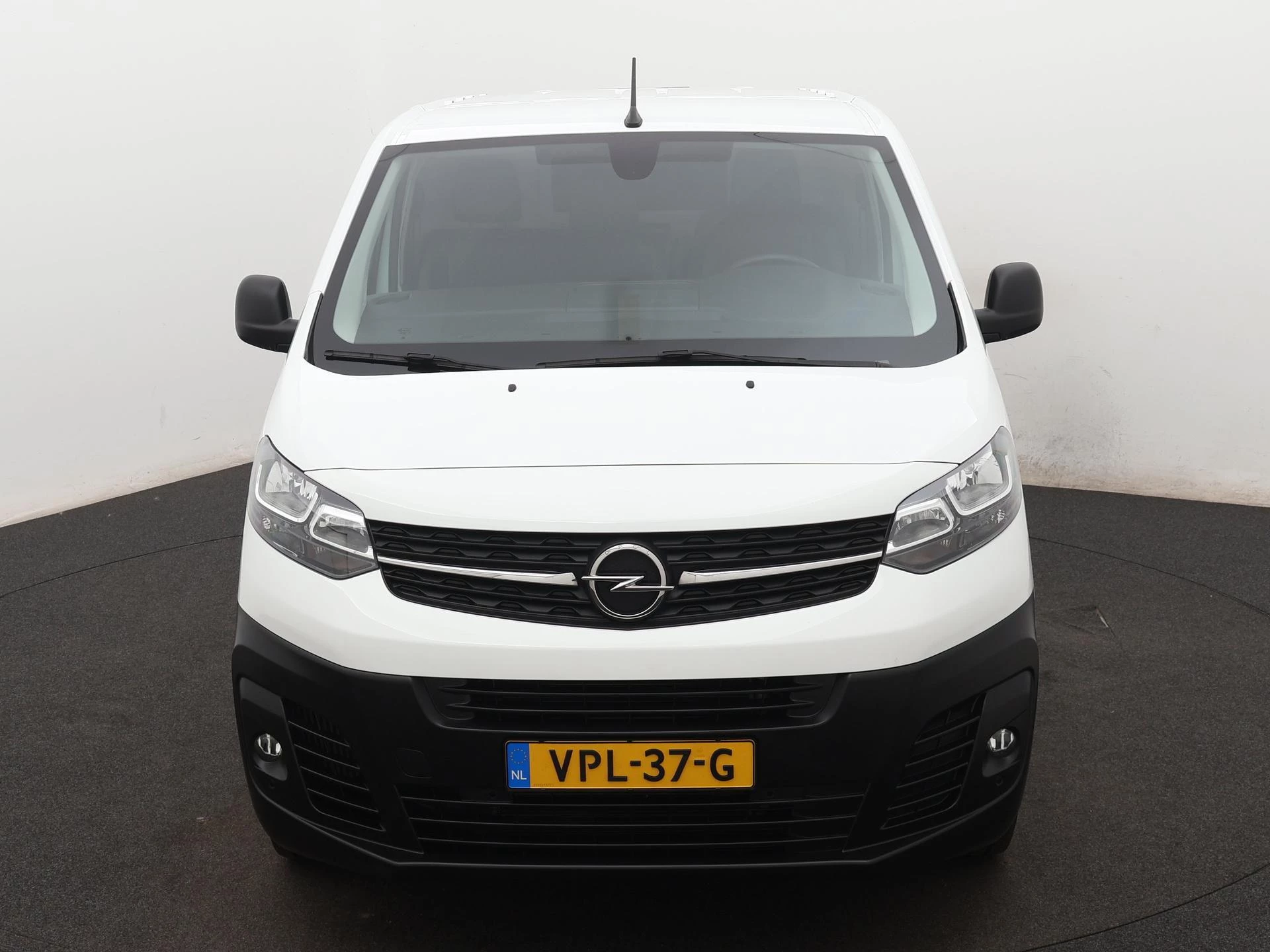 Opel-Vivaro-image-8