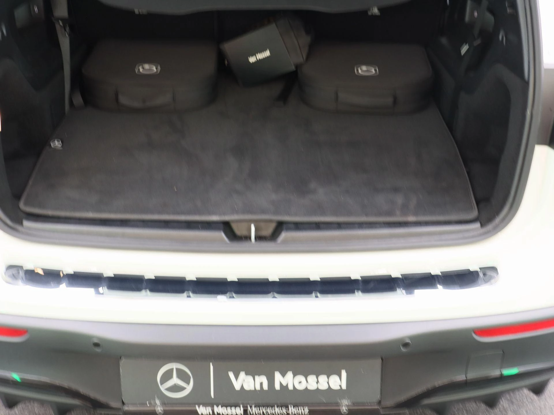 Mercedes-Benz-EQB-image-17