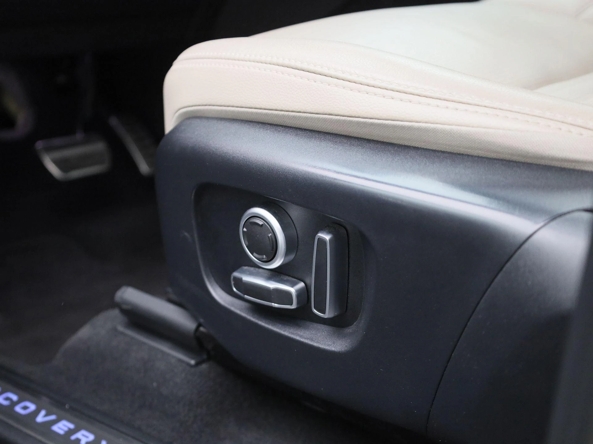 Land Rover-Discovery Sport-image-34