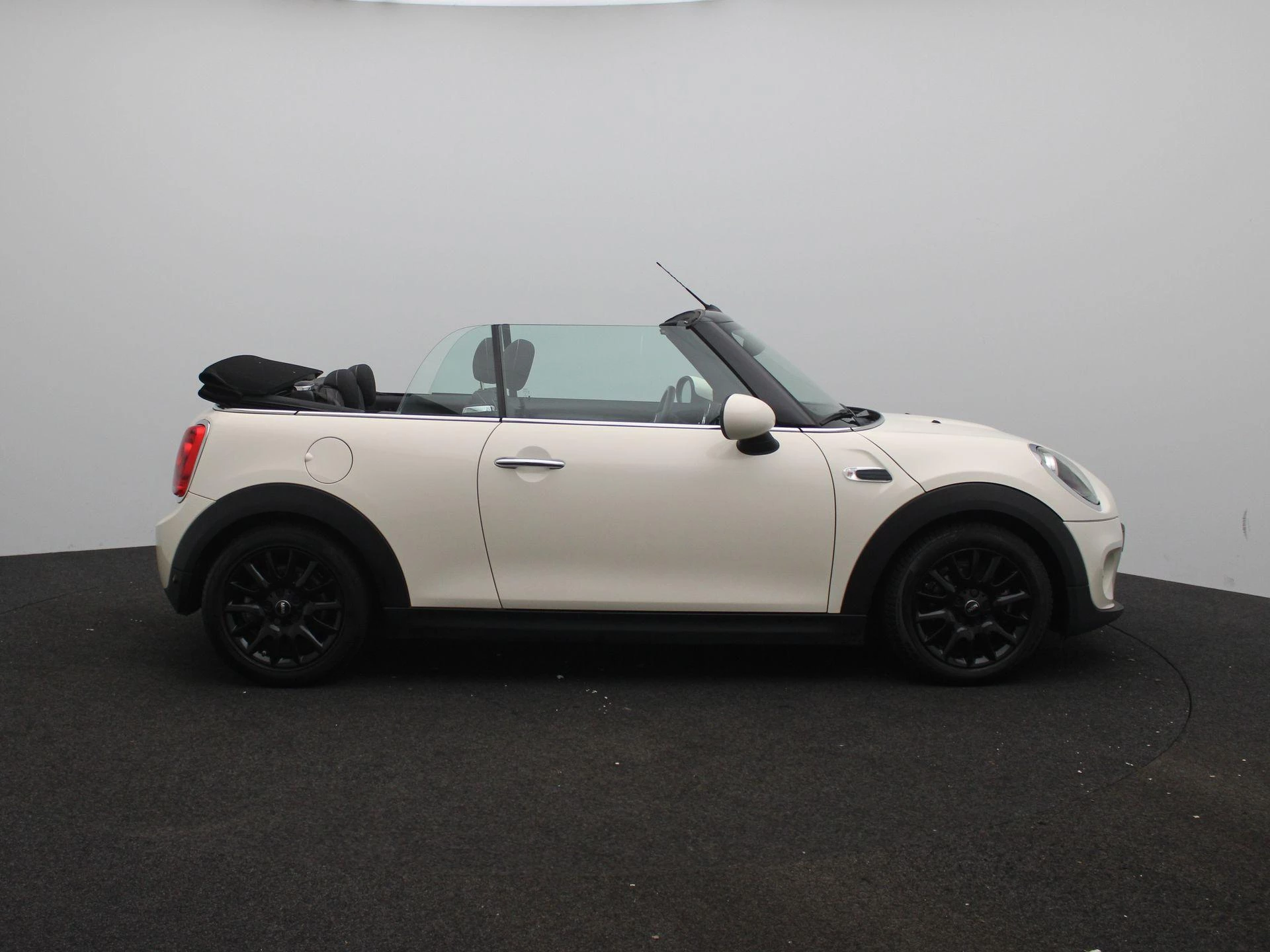 MINI-Cooper Cabrio-image-6