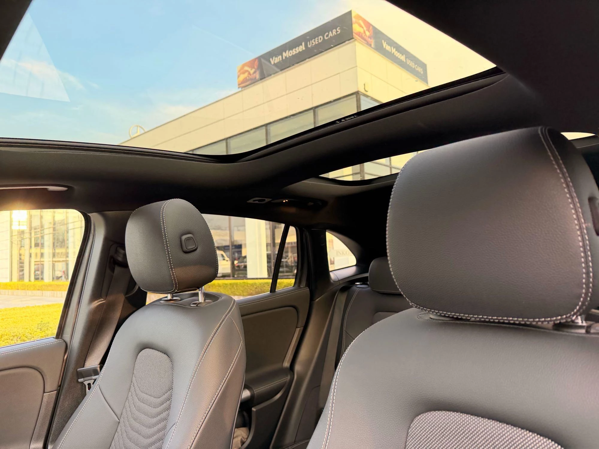 Mercedes-Benz GLA 200 Luxury Line + MULTIBEAM LED + PANO DAK + CARPLAY + TREKHAAK +
