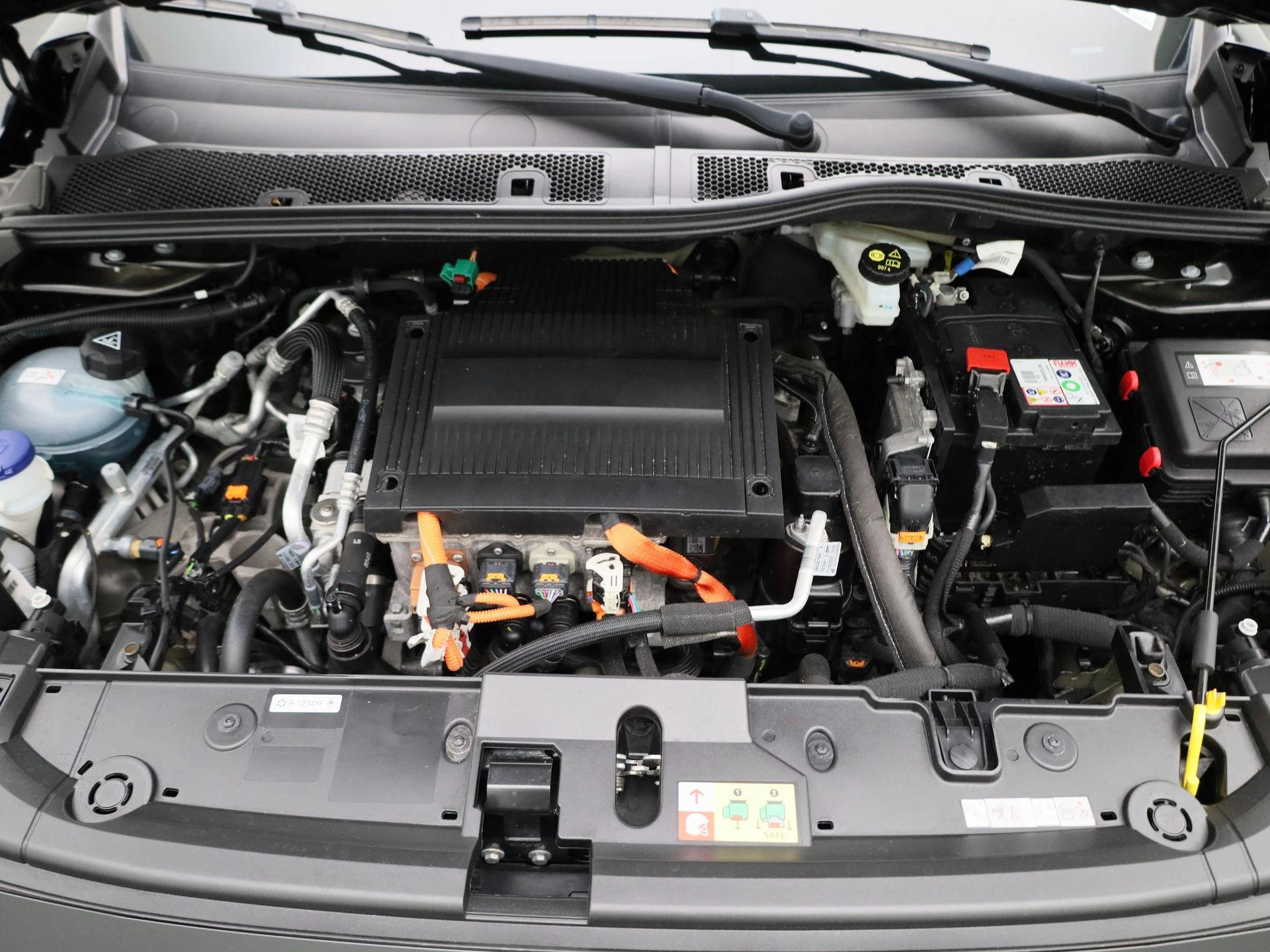 Peugeot-e-208-image-34