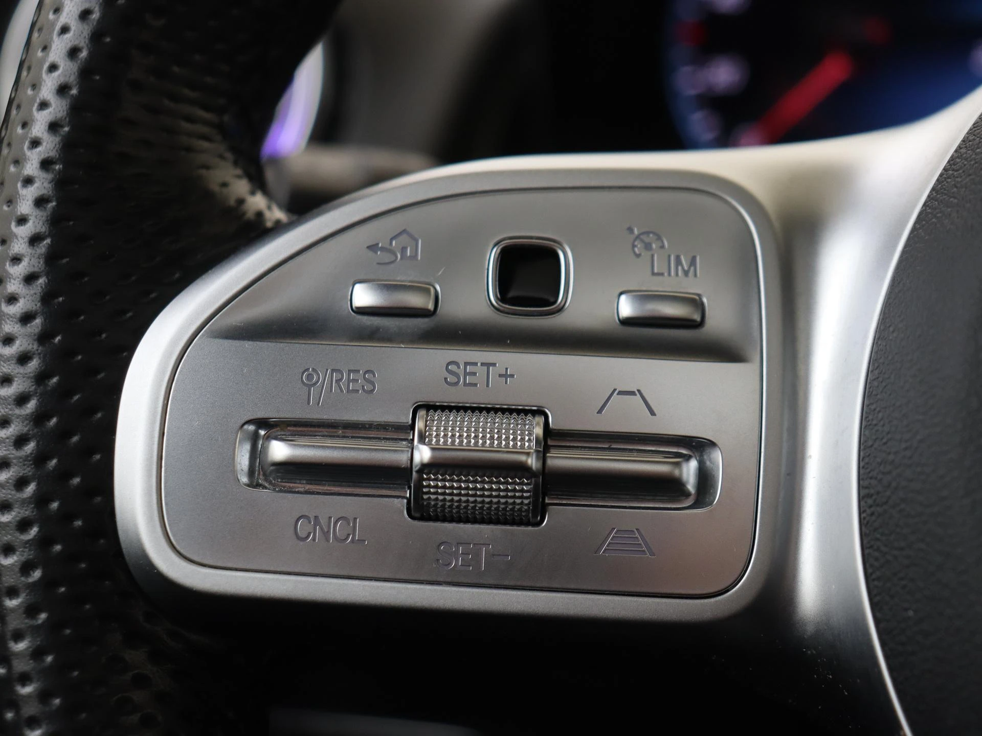 Mercedes-Benz-GLB-image-15