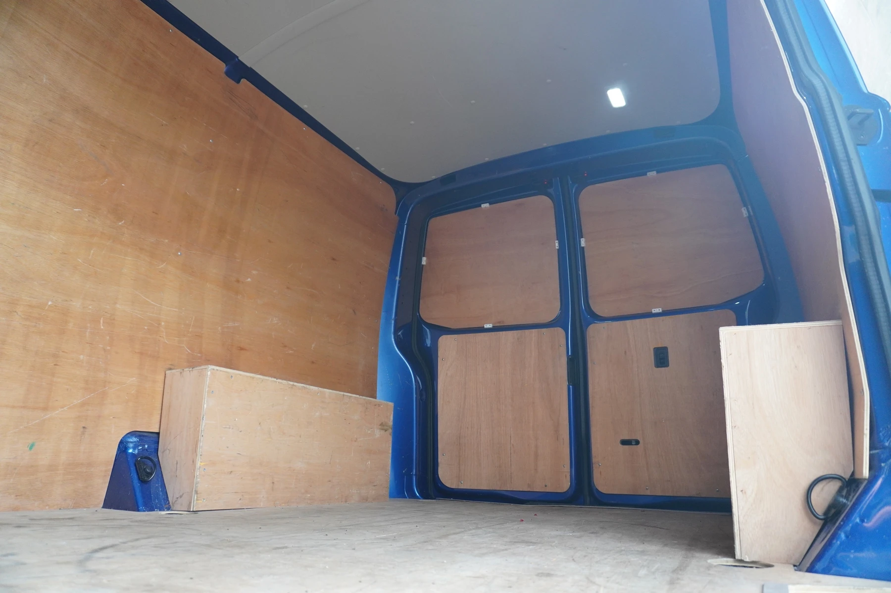 Volkswagen-Transporter-image-37