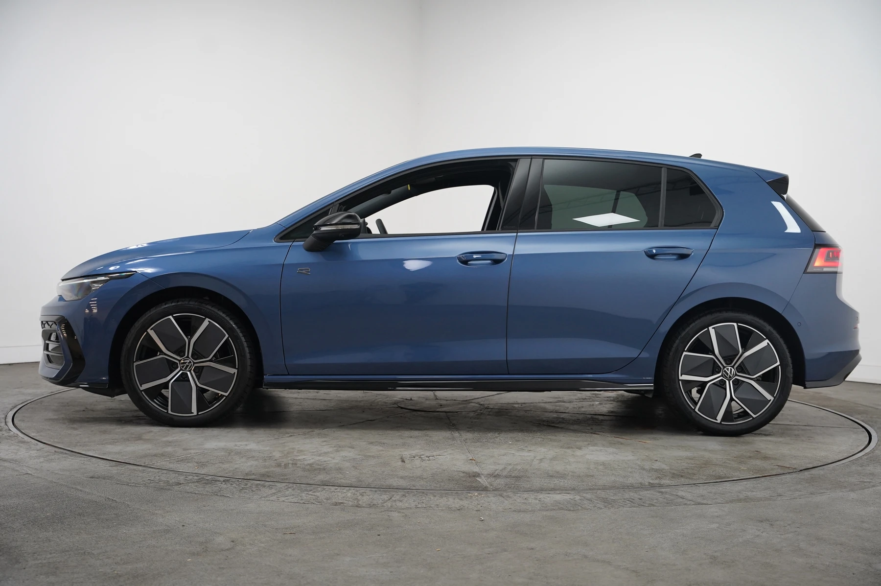 Volkswagen-Golf-image-14