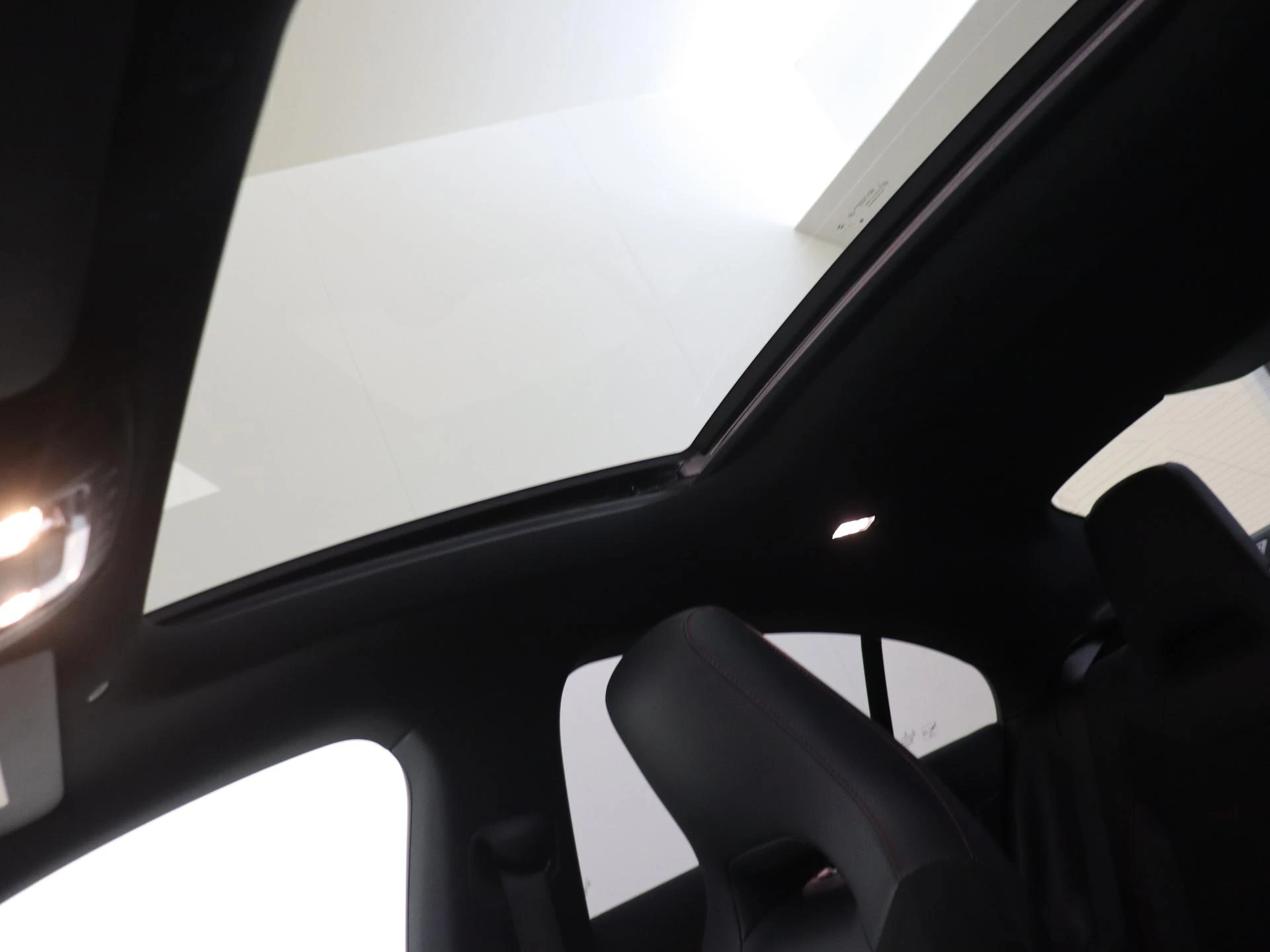 Mercedes-Benz-CLA-image-28