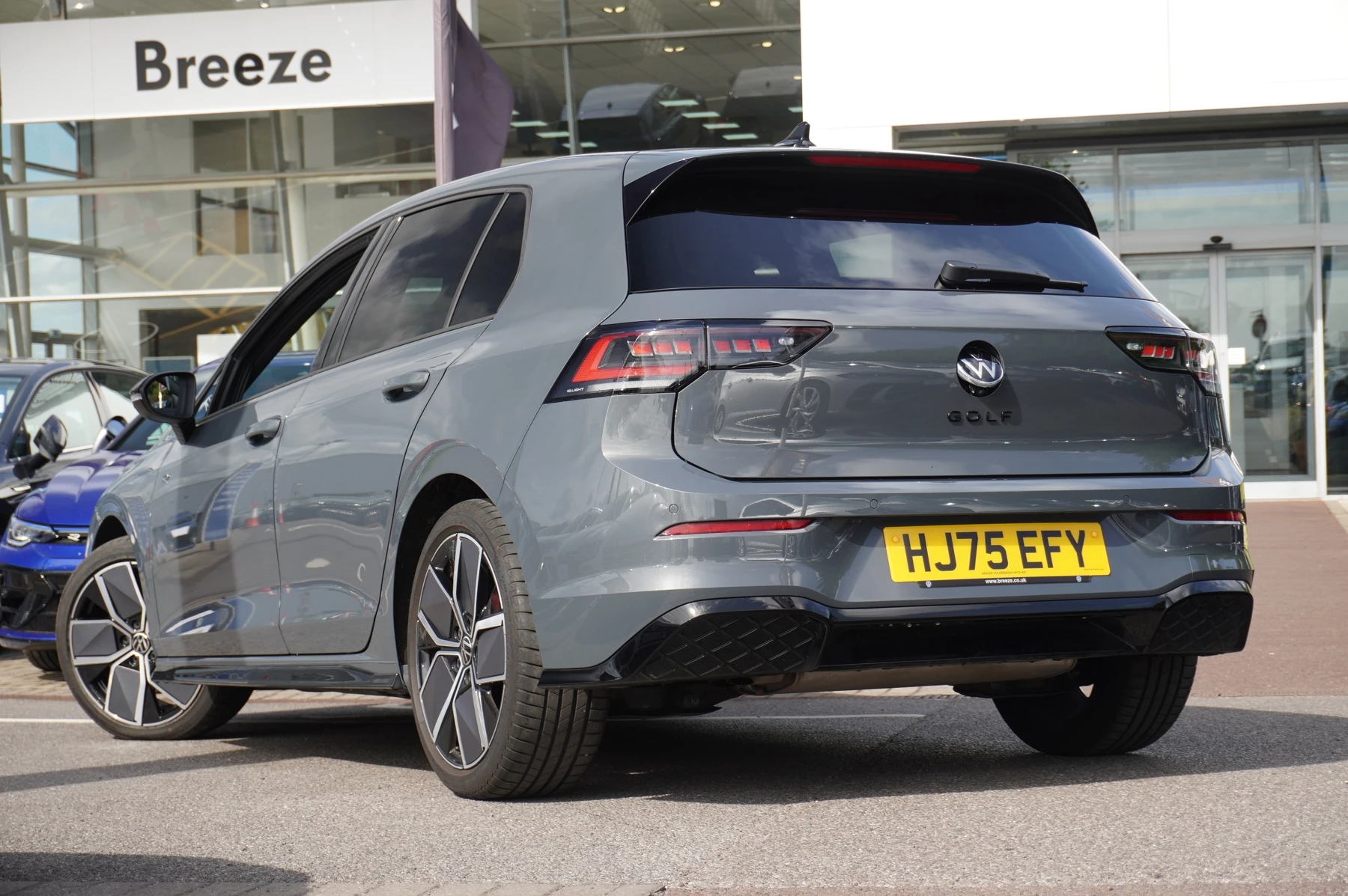 Volkswagen-Golf-image-2