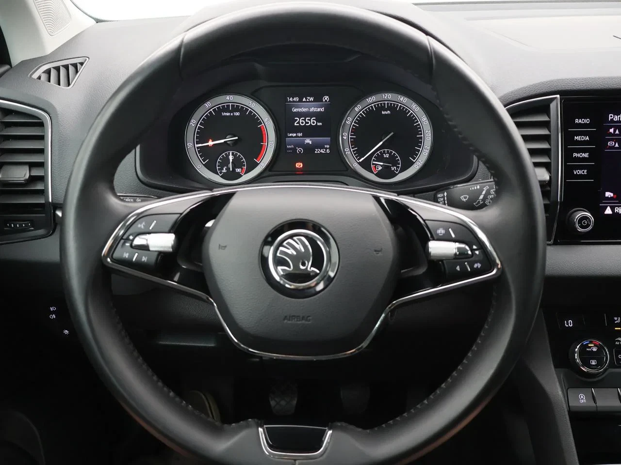 Škoda Karoq Karoq Clever 1.0 TSI 110PK *NAVI*BLTH*CRUISE*APP CONNECT*VERDUISTERDE RAMEN*CAMERA*..