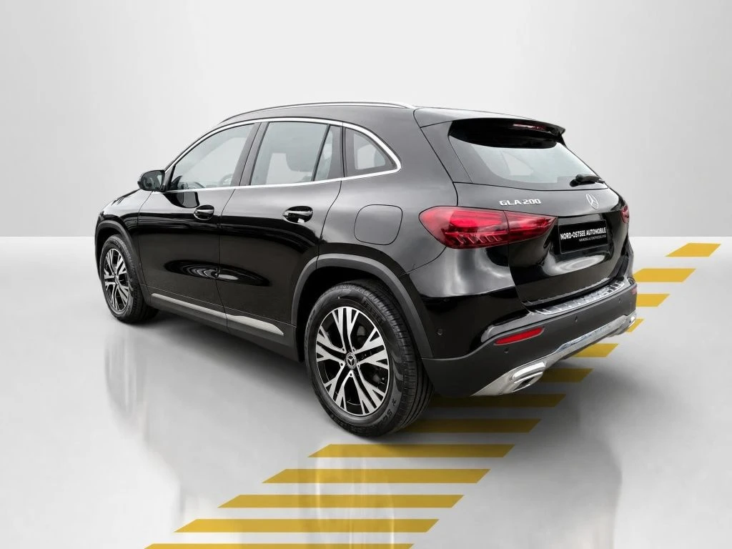 Mercedes-Benz-GLA 200-image-12
