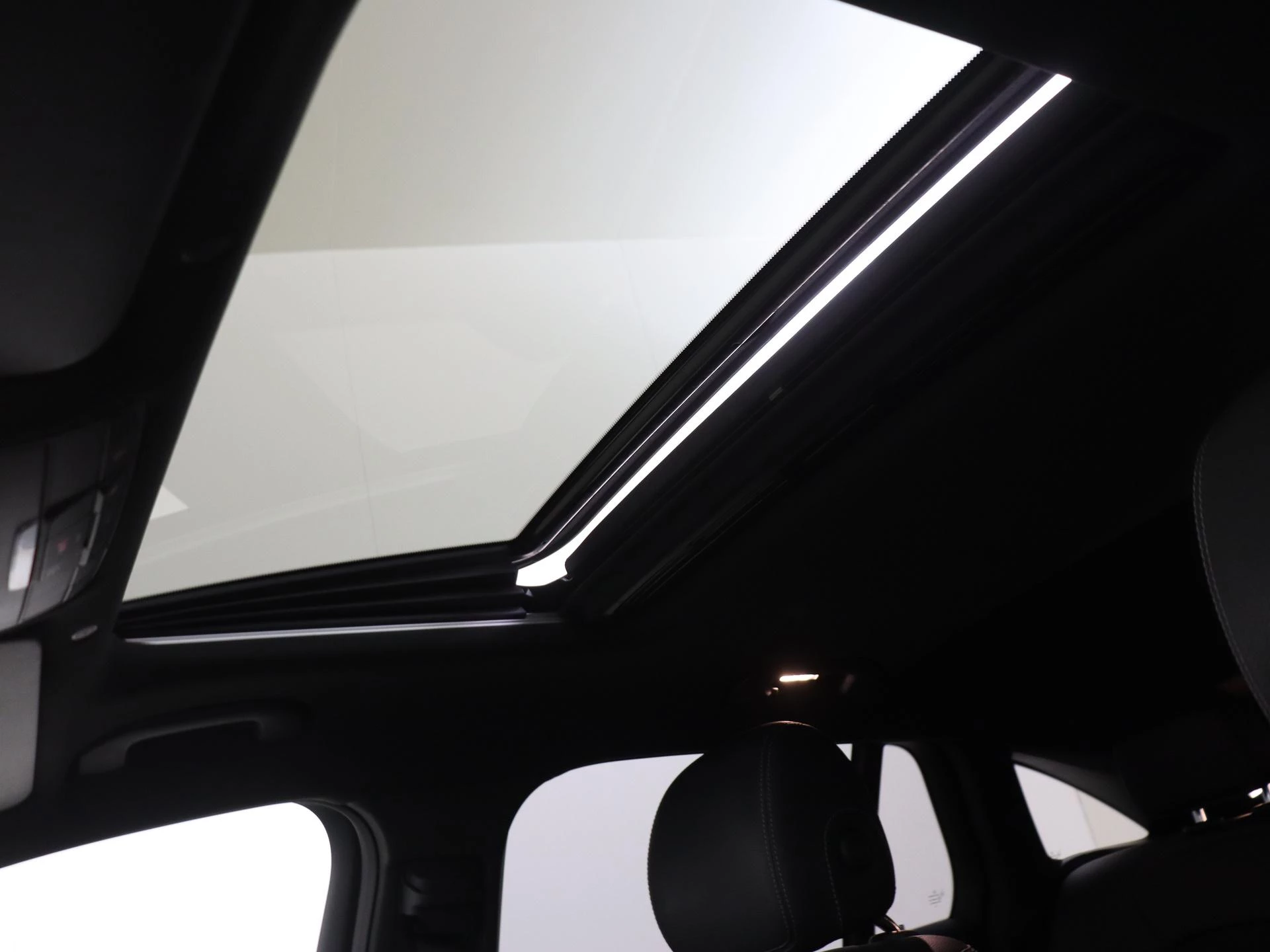 Mercedes-Benz-EQC-image-29