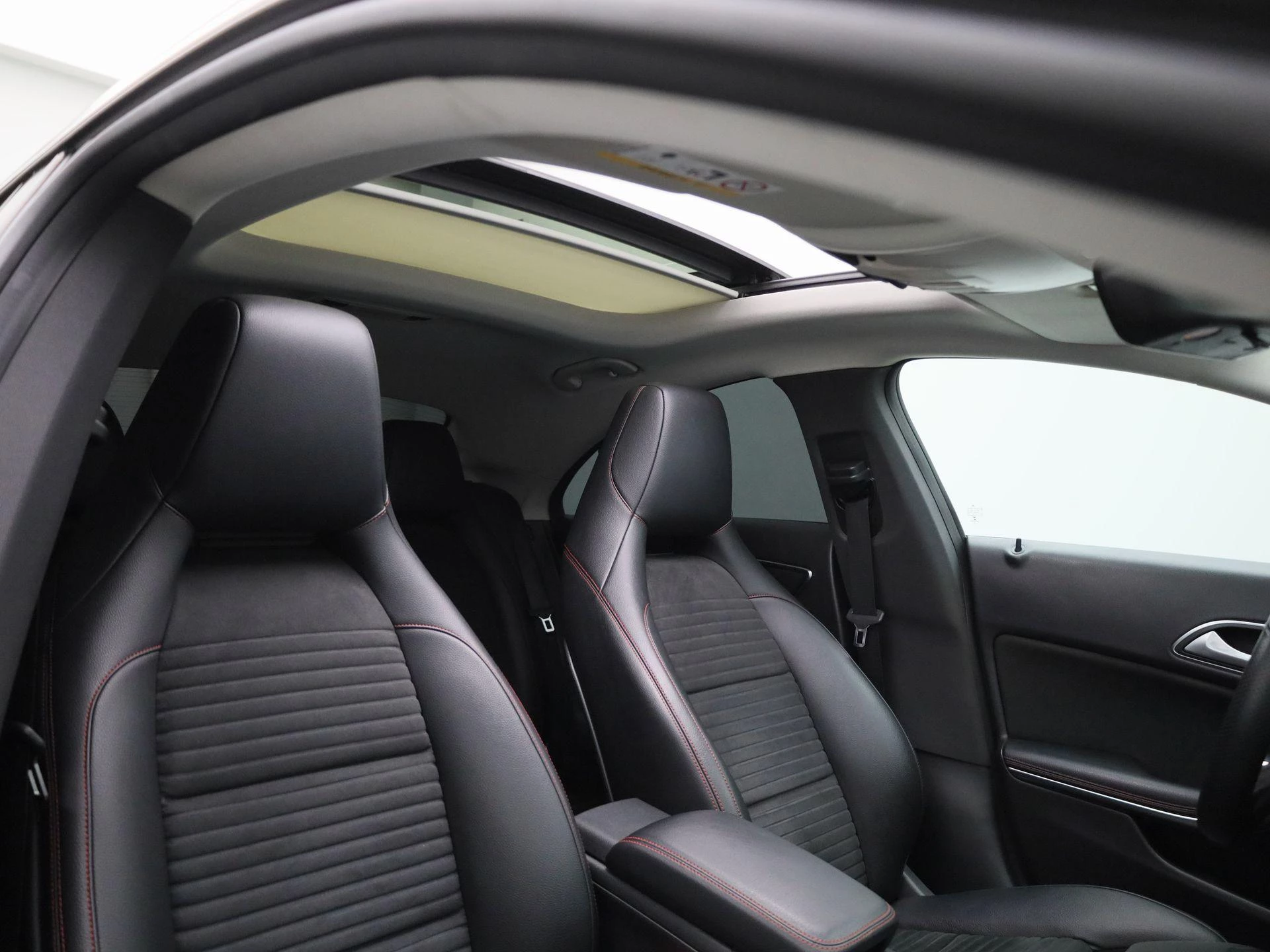 Mercedes-Benz-CLA-image-43