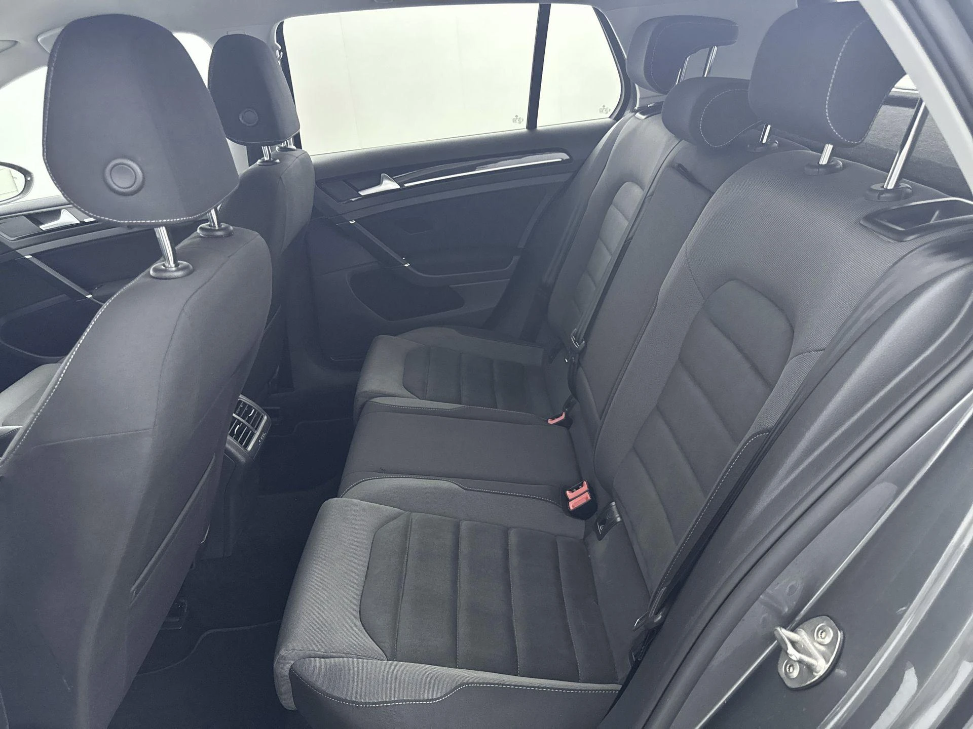 Volkswagen-Golf-image-24
