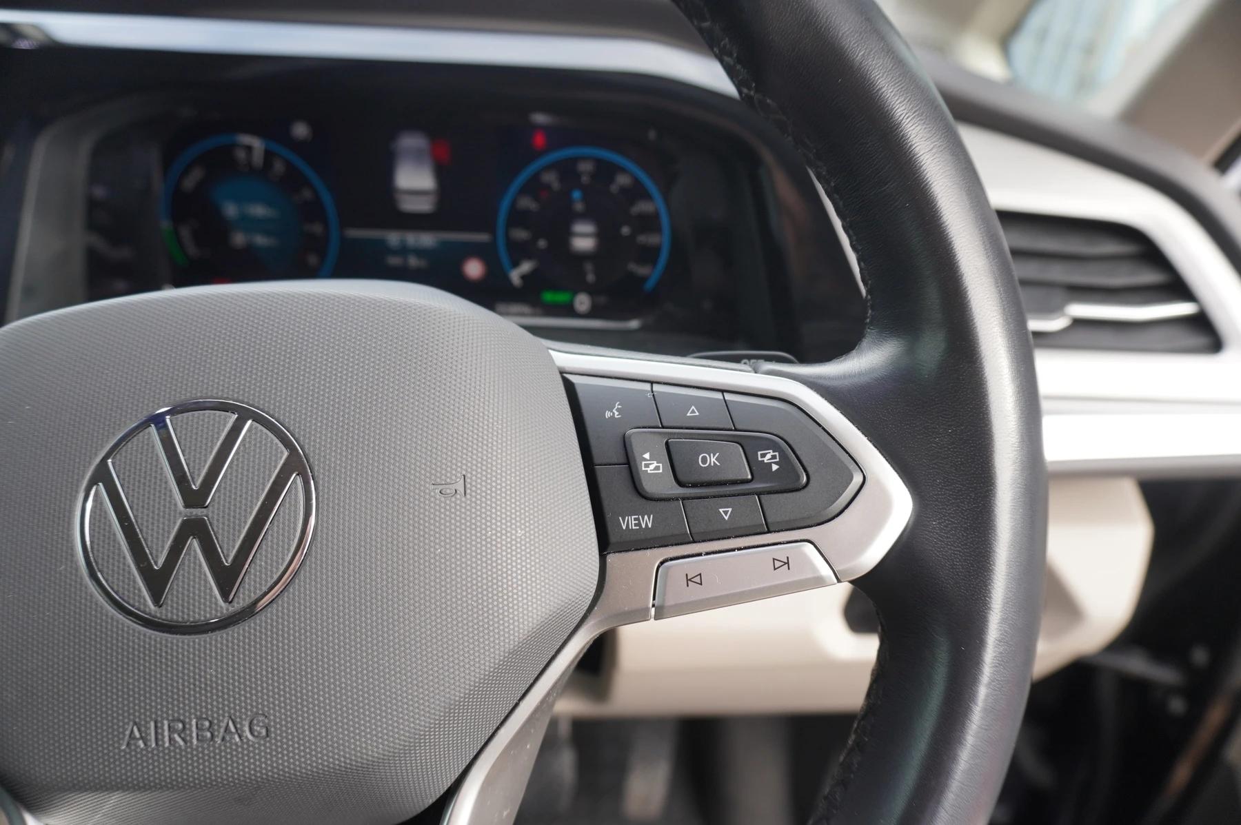 Volkswagen-Multivan-image-51