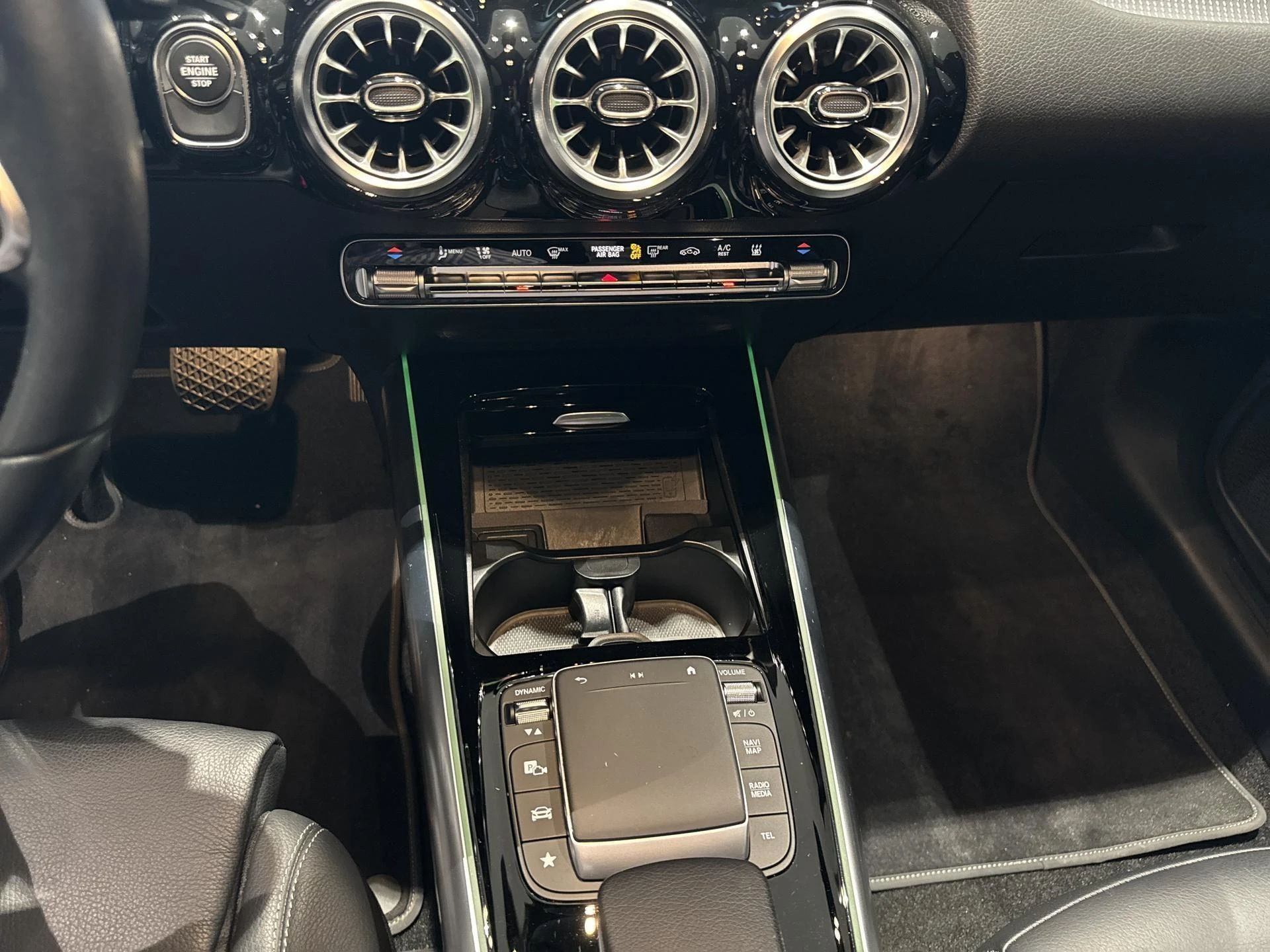 Mercedes-Benz-GLA-image-18