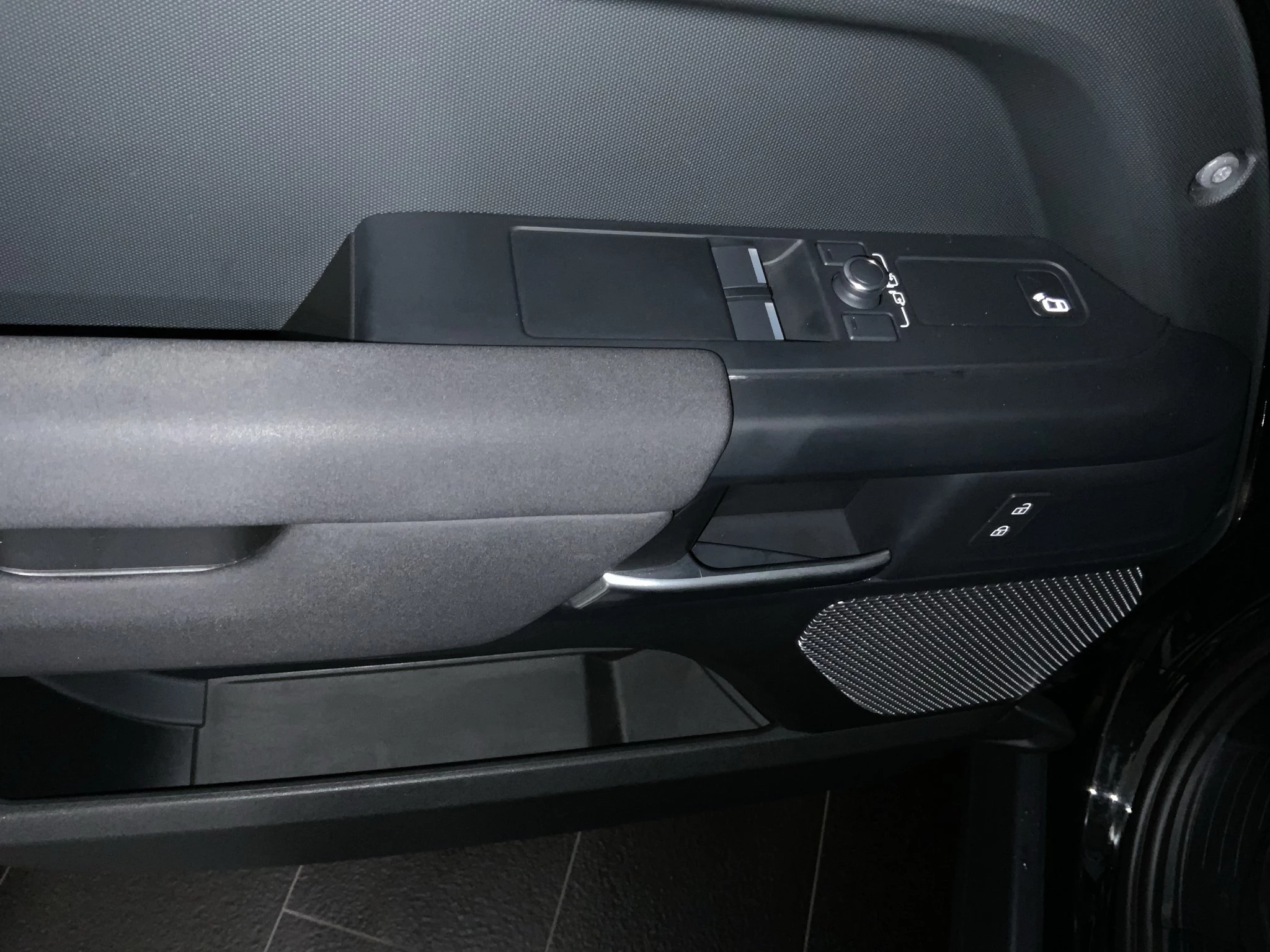 Land Rover-Defender-image-15