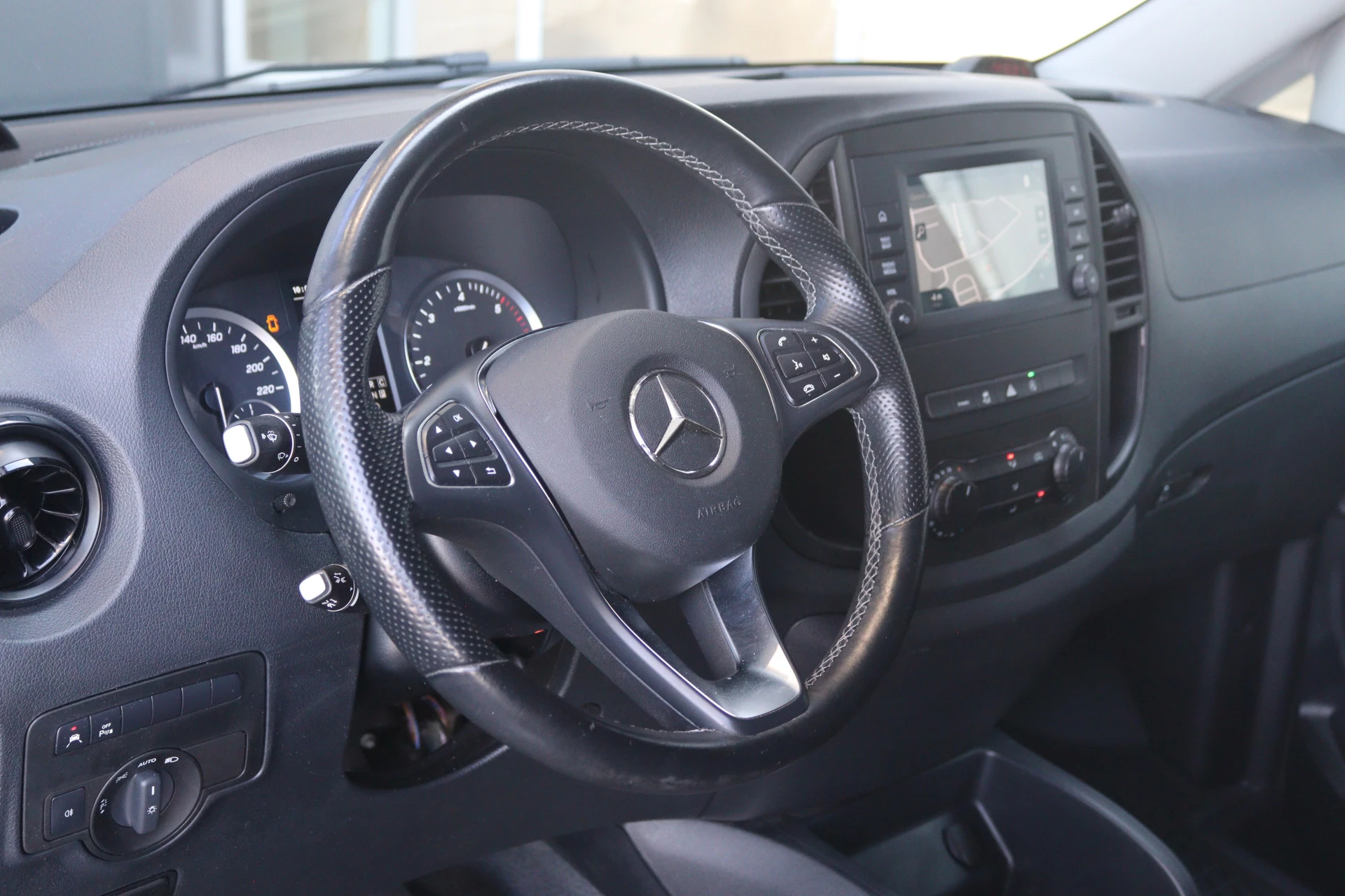 Mercedes-Benz-Vito-image-4