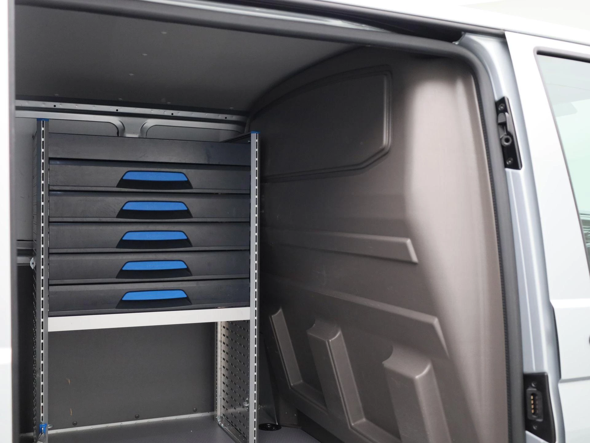 Volkswagen-Transporter-image-13