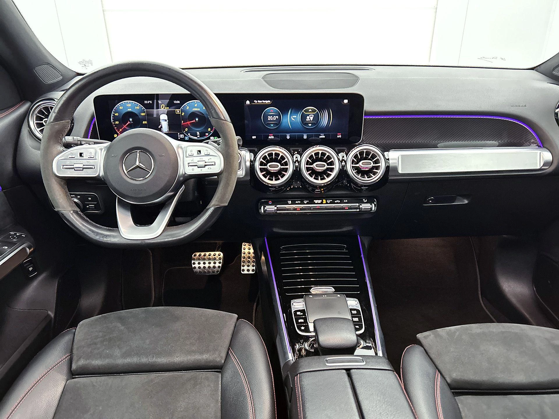 Mercedes-Benz-GLB-image-24