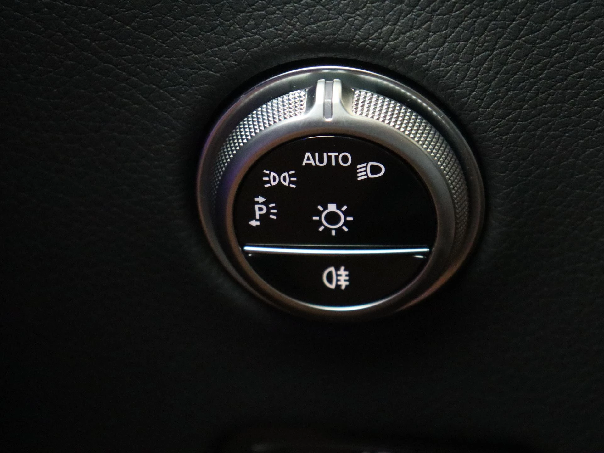 Mercedes-Benz-GLC-image-28
